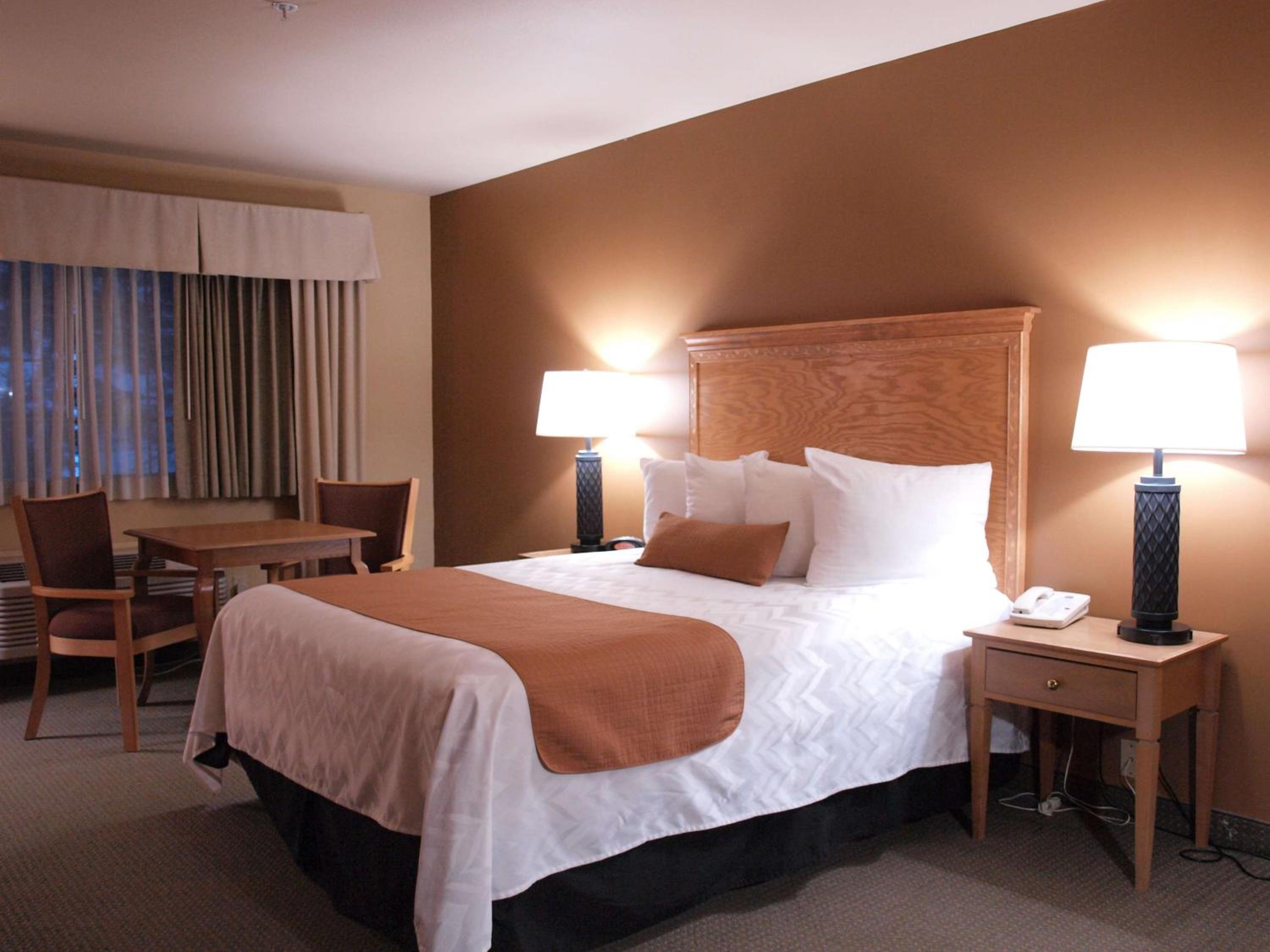 Larger King Suite with Bath Tub and Sofa - Disability Access/Non-Smoking - Photo 1