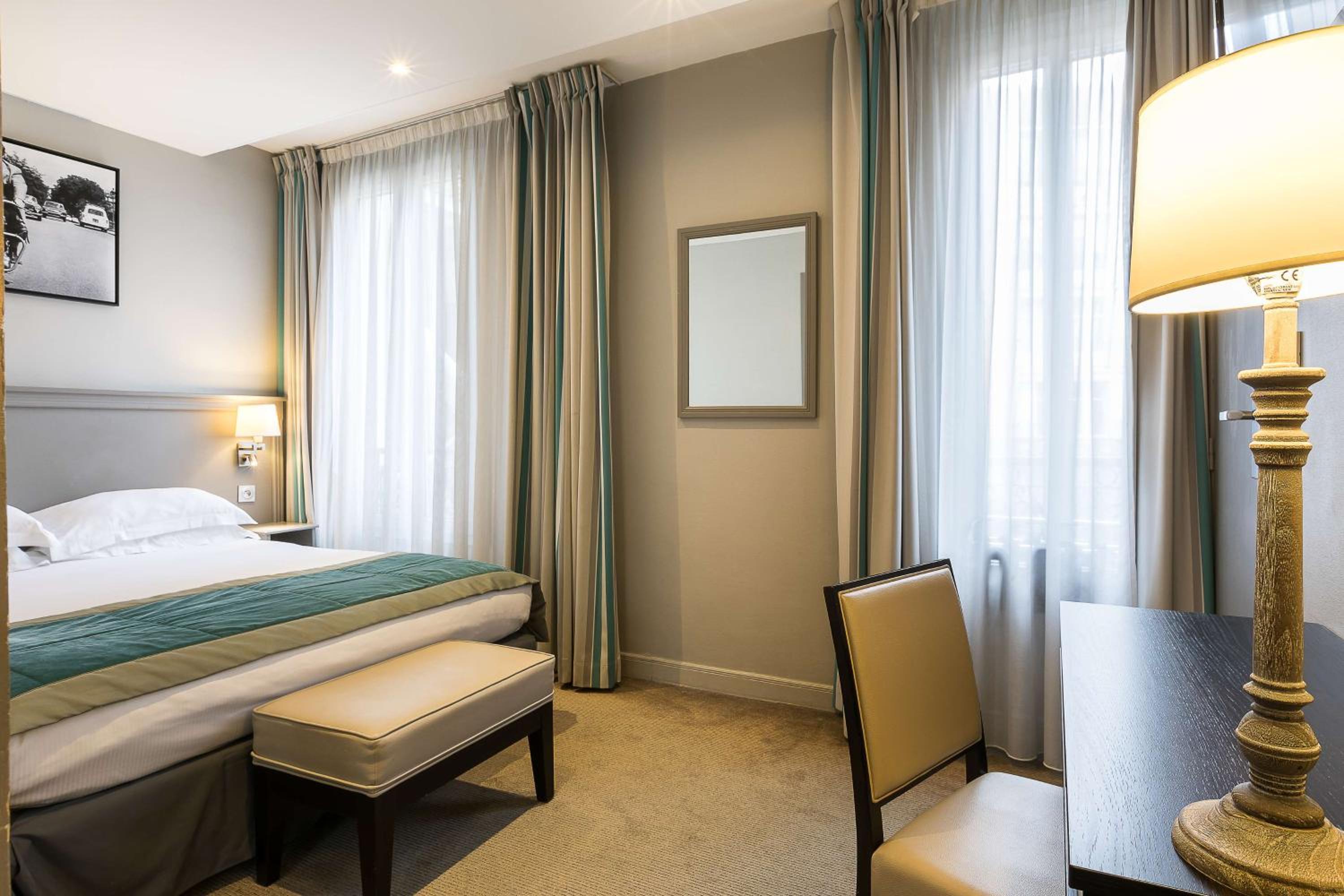 Classic Queen Room with Garden View