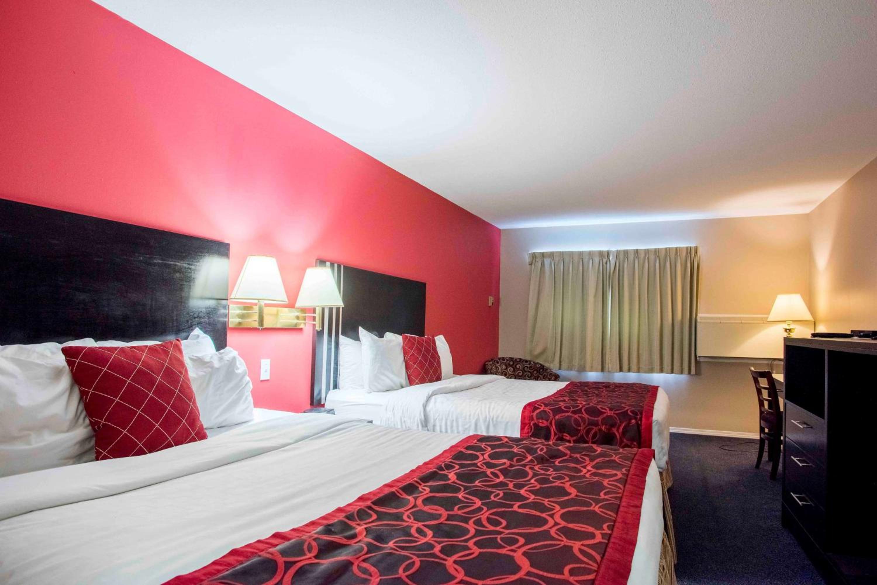 Queen Room with Two Queen Beds - Non-Smoking - Photo 4