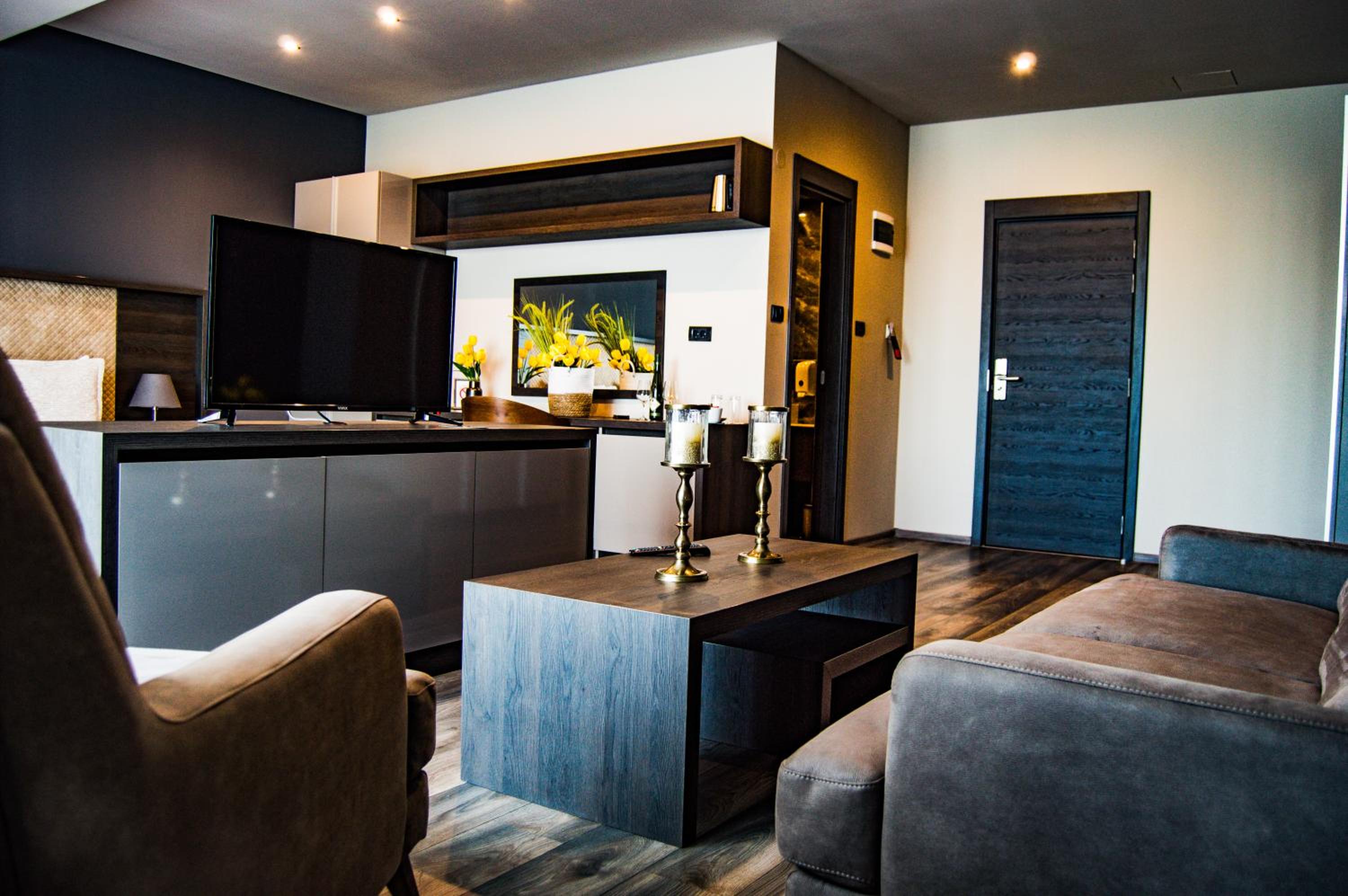 Apartment with Balcony - Photo 7