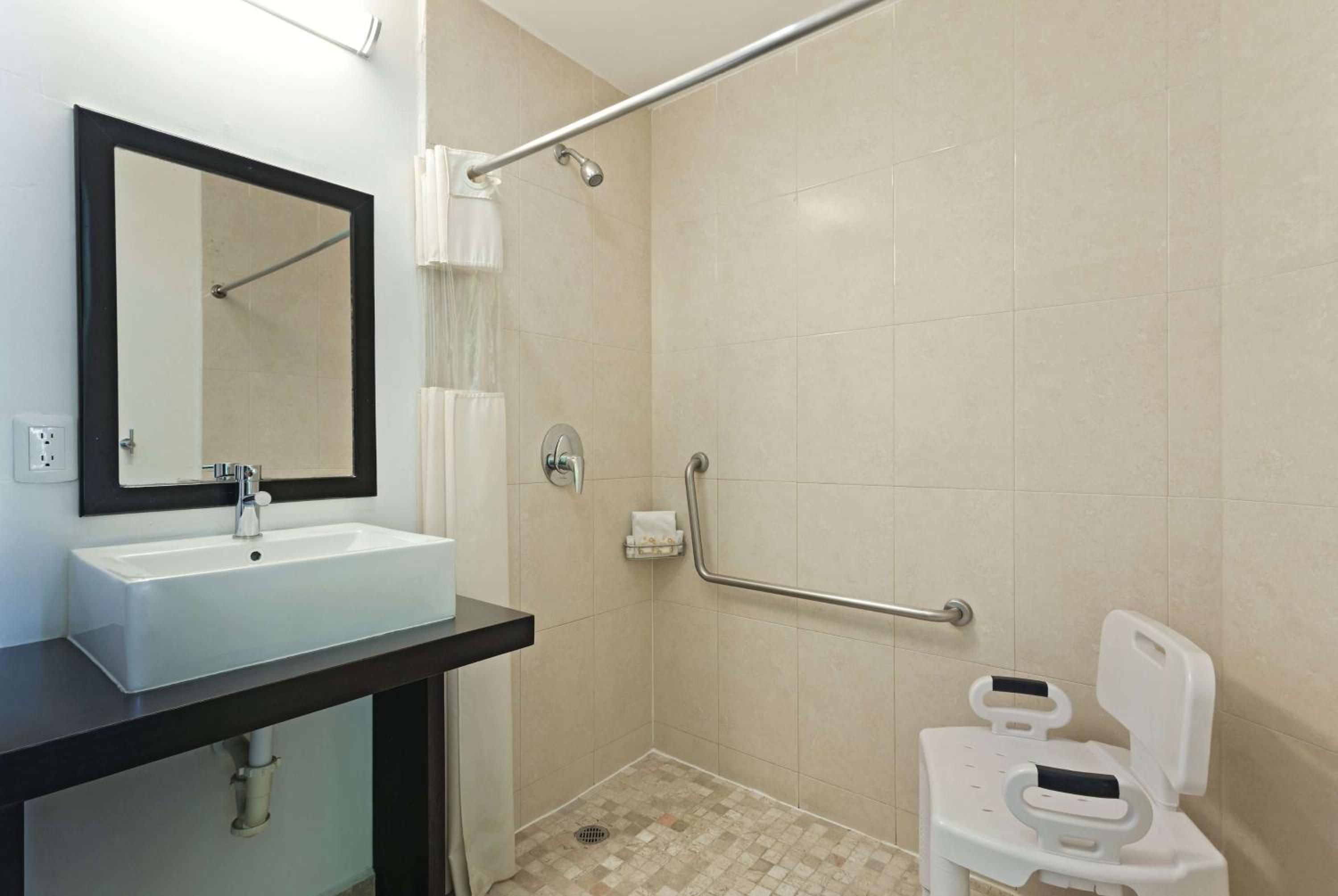 Deluxe Double Room with Two Double Beds - Mobility Access/Non-Smoking - Photo 2
