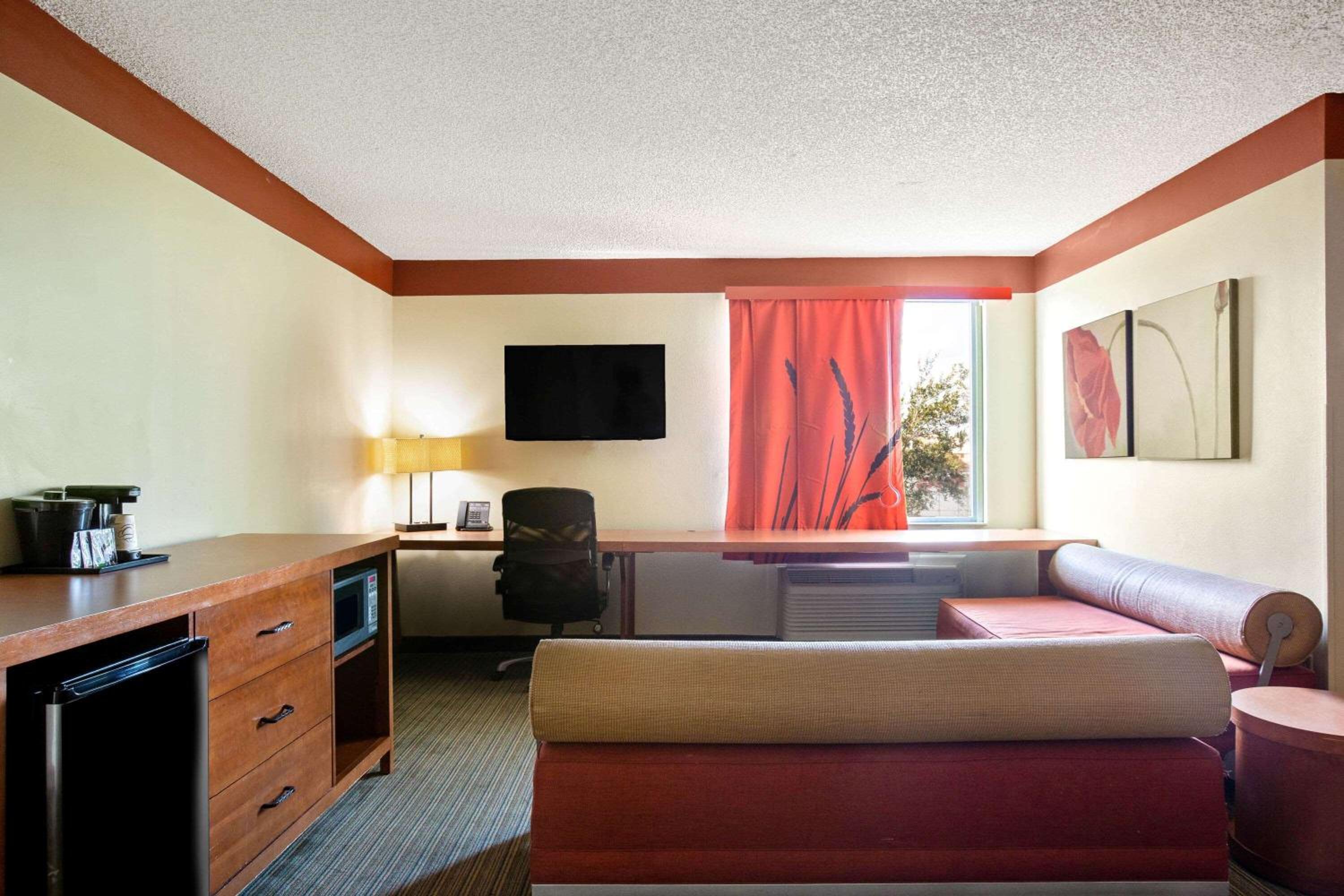 One-Bedroom King Suite - Non-Smoking