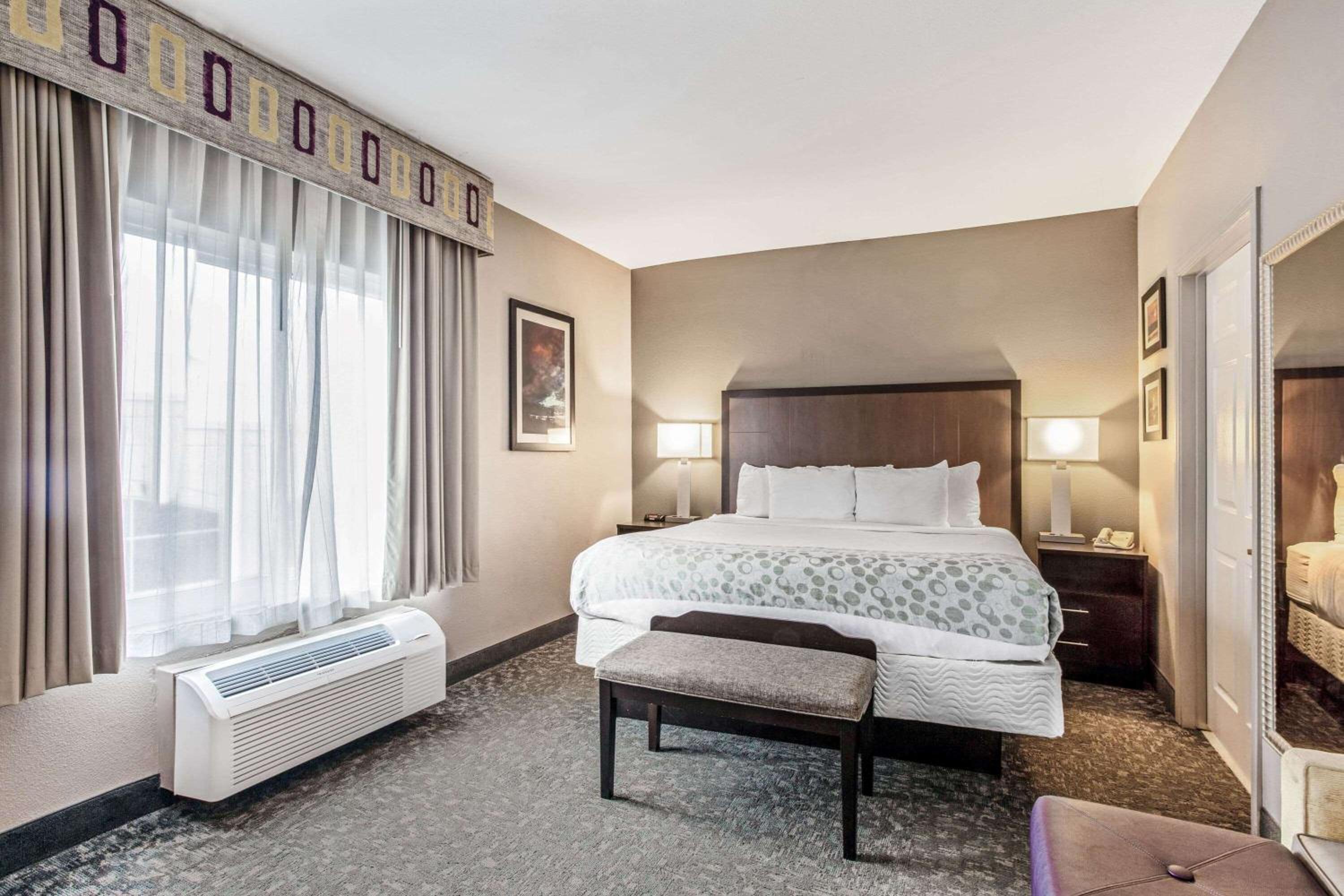 King Suite - Non-Smoking - Photo 2