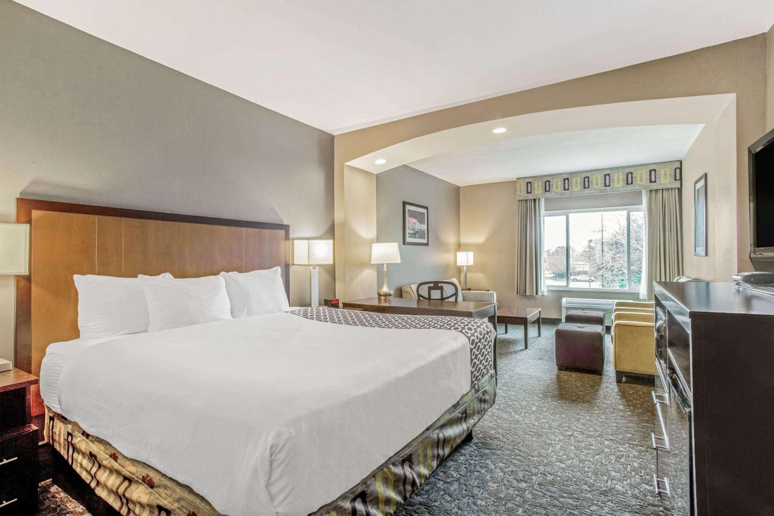 Deluxe King Room - Non-Smoking - Photo 1