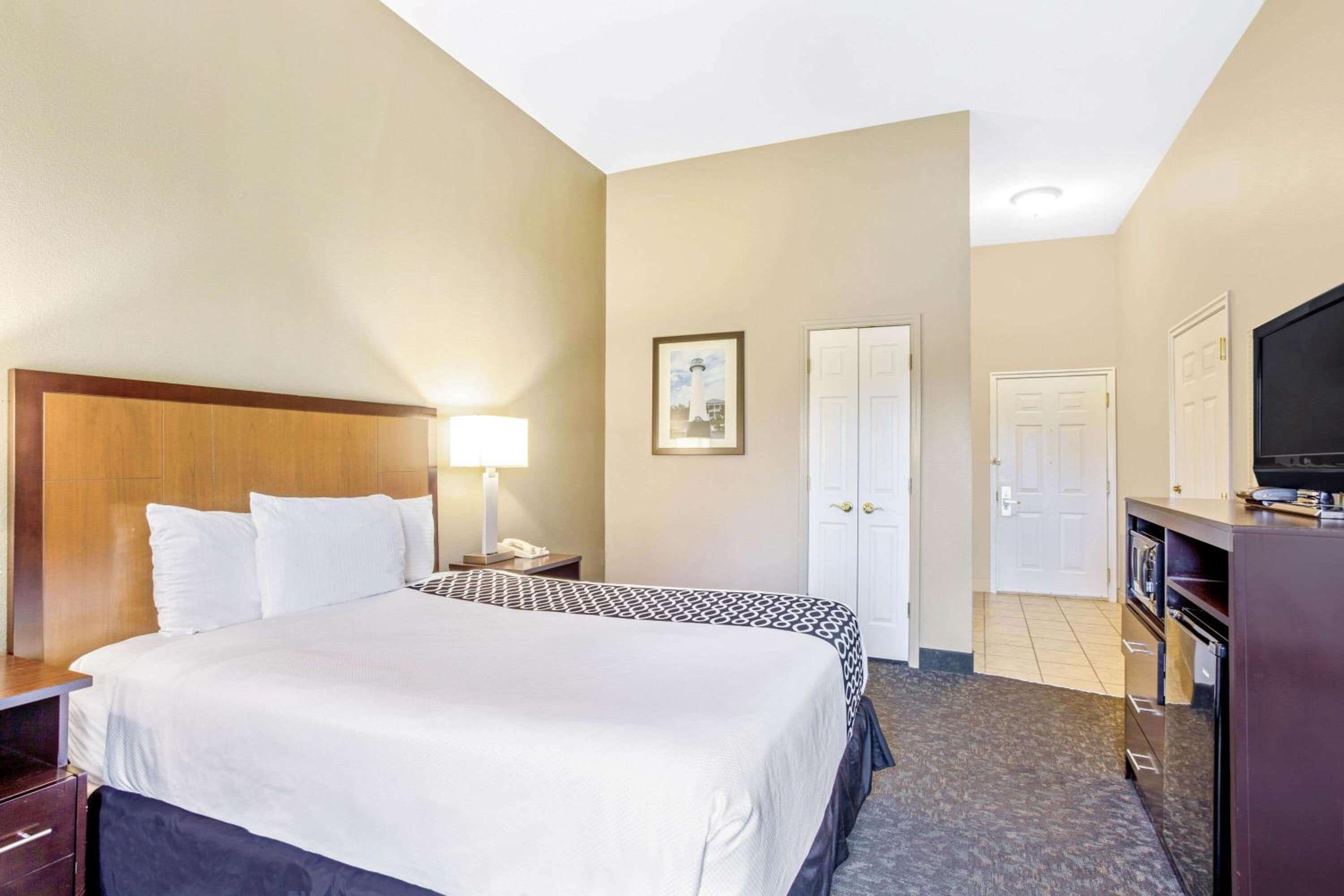 1 Queen Bed, Mobility/Hearing Impaired Accessible Room, Lake View, Non-Smoking - Photo 1