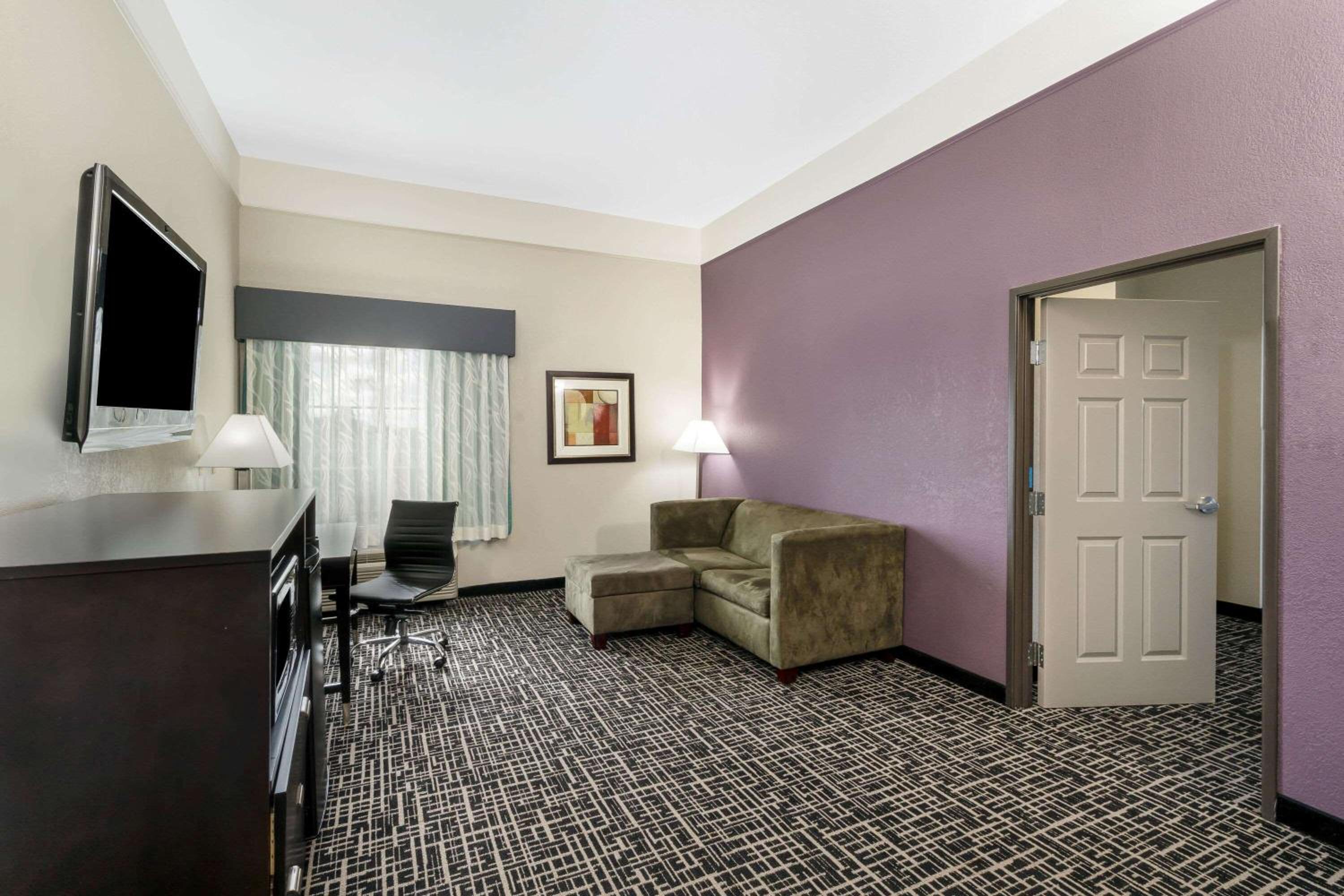 One-Bedroom King Suite - Non-Smoking - Photo 1
