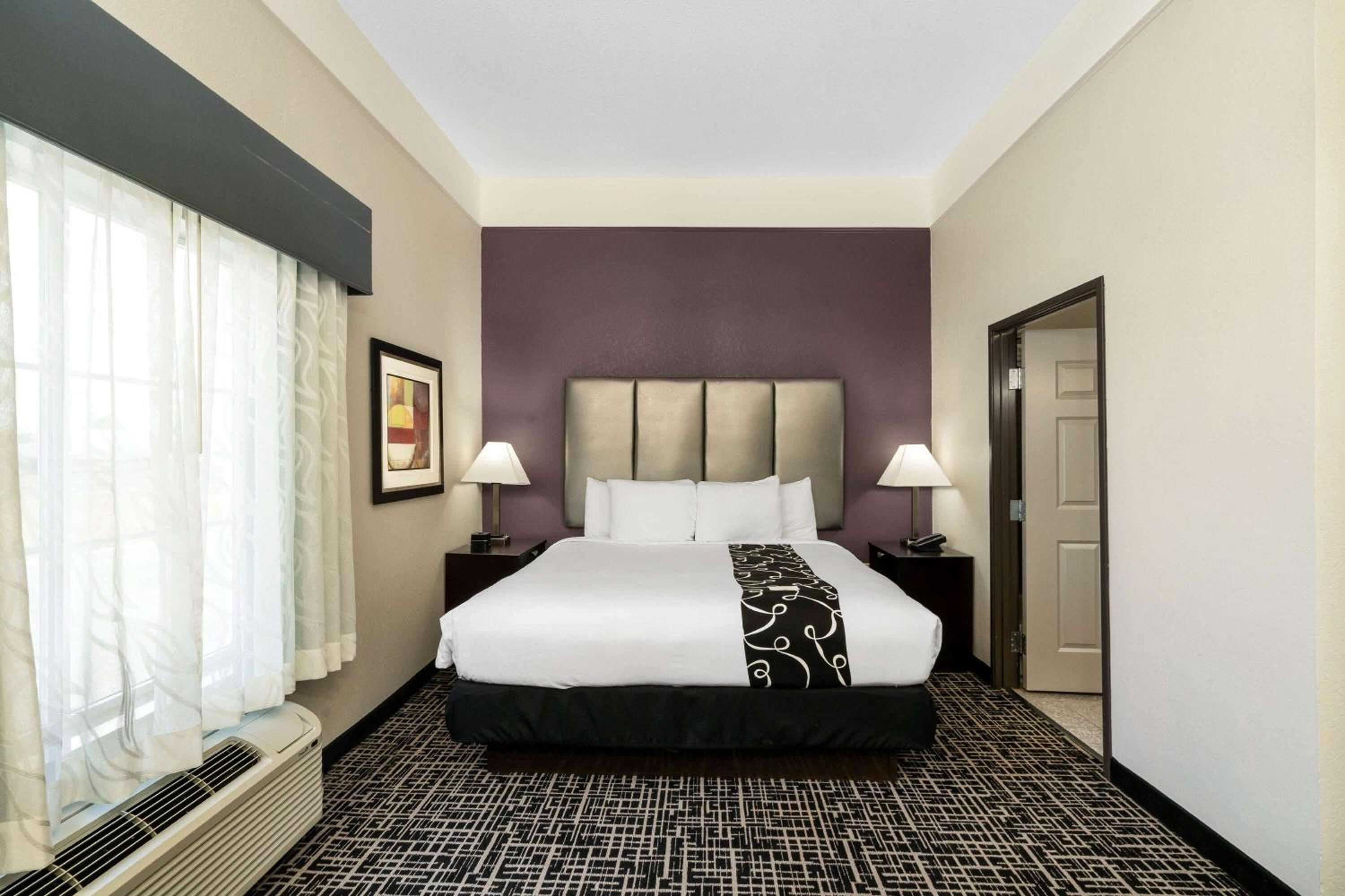 One-Bedroom King Suite - Non-Smoking - Photo 5