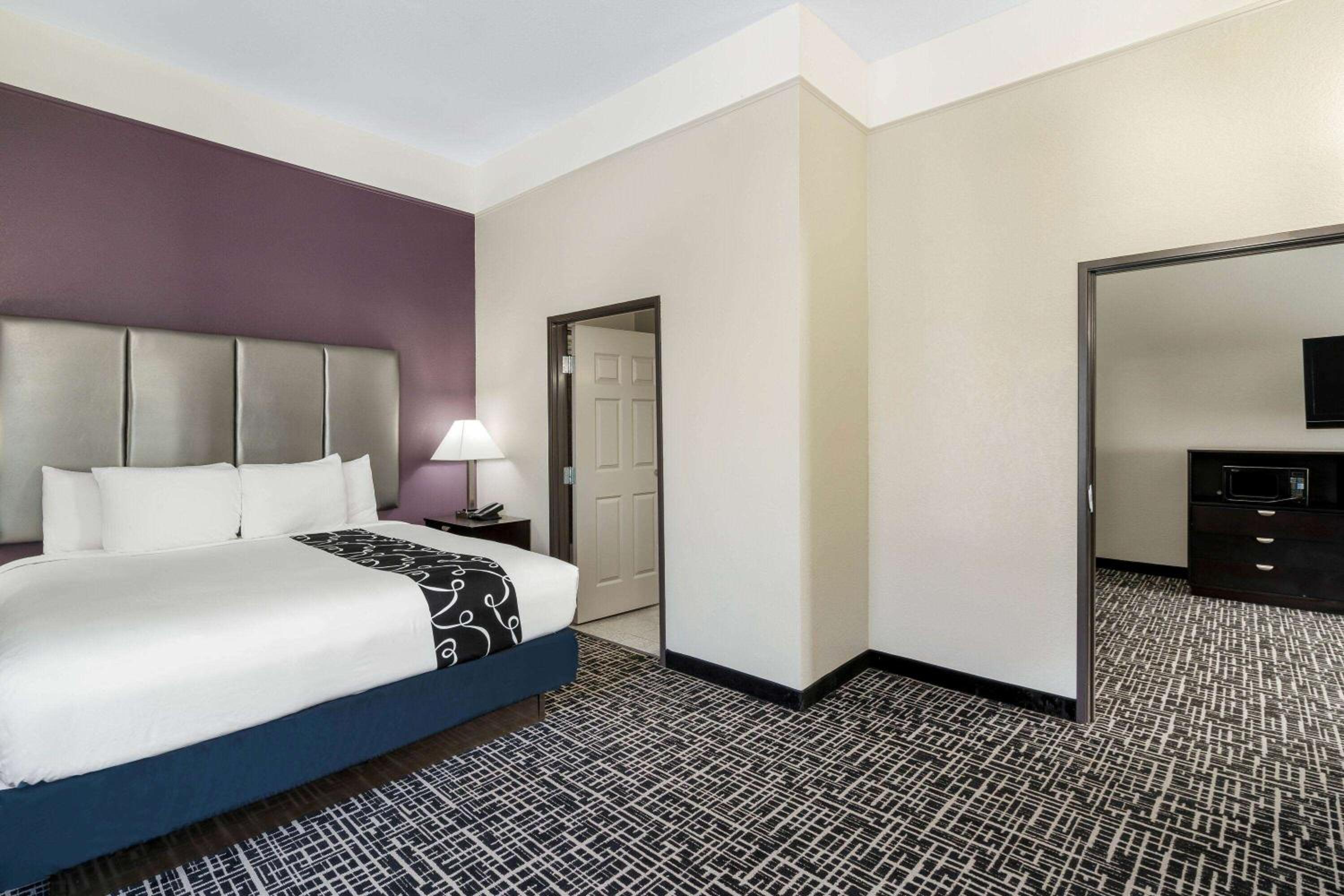 One-Bedroom King Suite - Non-Smoking - Photo 3
