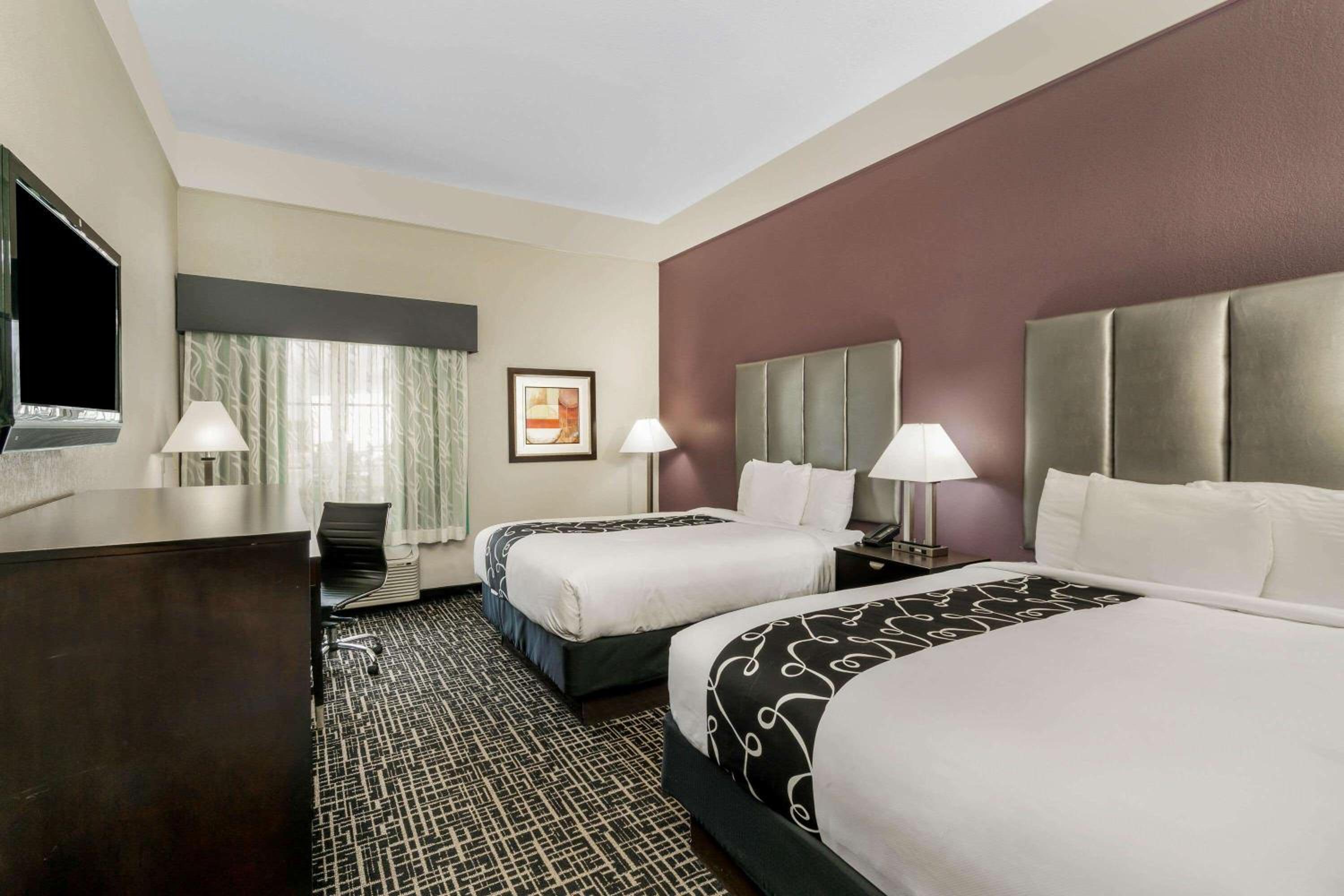 Queen Room with Two Queen Beds - Non-Smoking - Photo 3