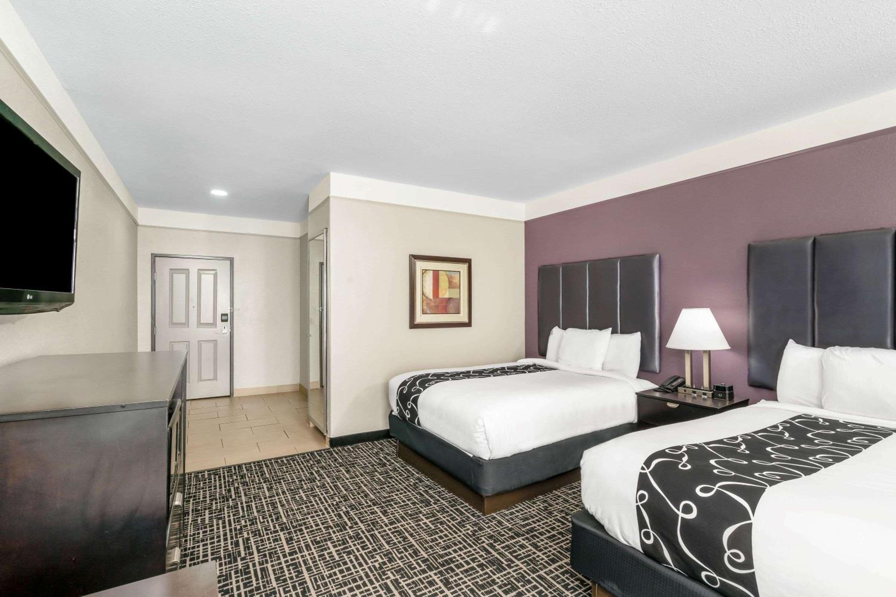 Queen Room with Two Queen Beds - Mobility Accessible/Non-Smoking - Photo 4