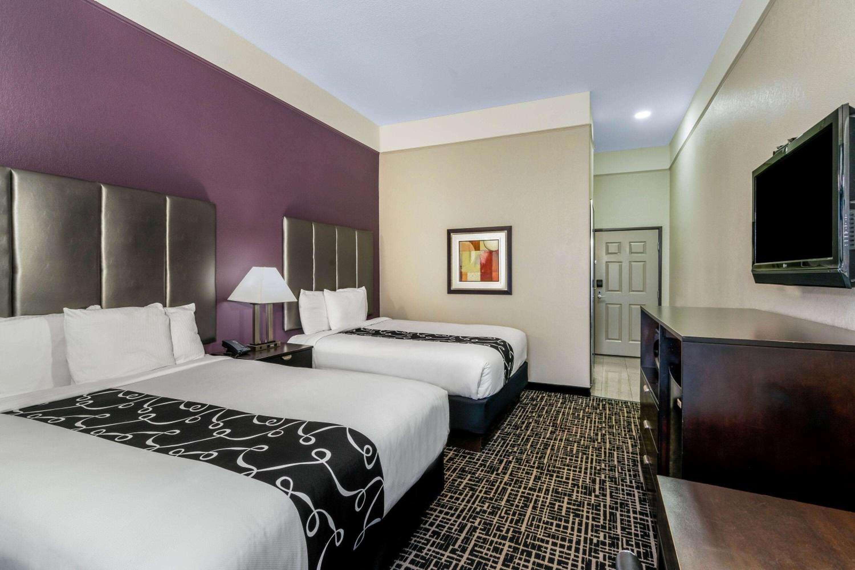 Queen Room with Two Queen Beds - Non-Smoking - Photo 5