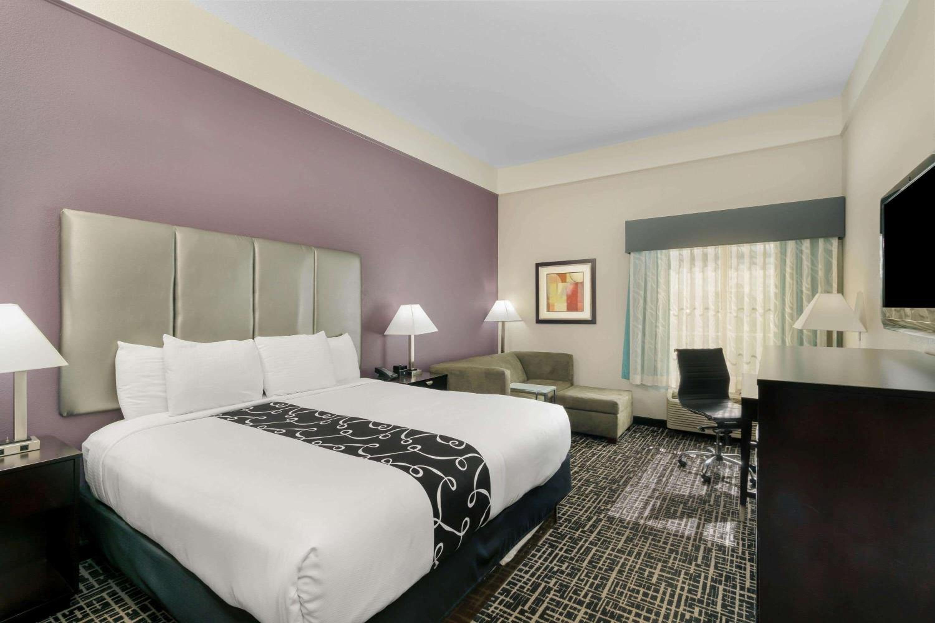 King Room - Non-Smoking - Photo 3