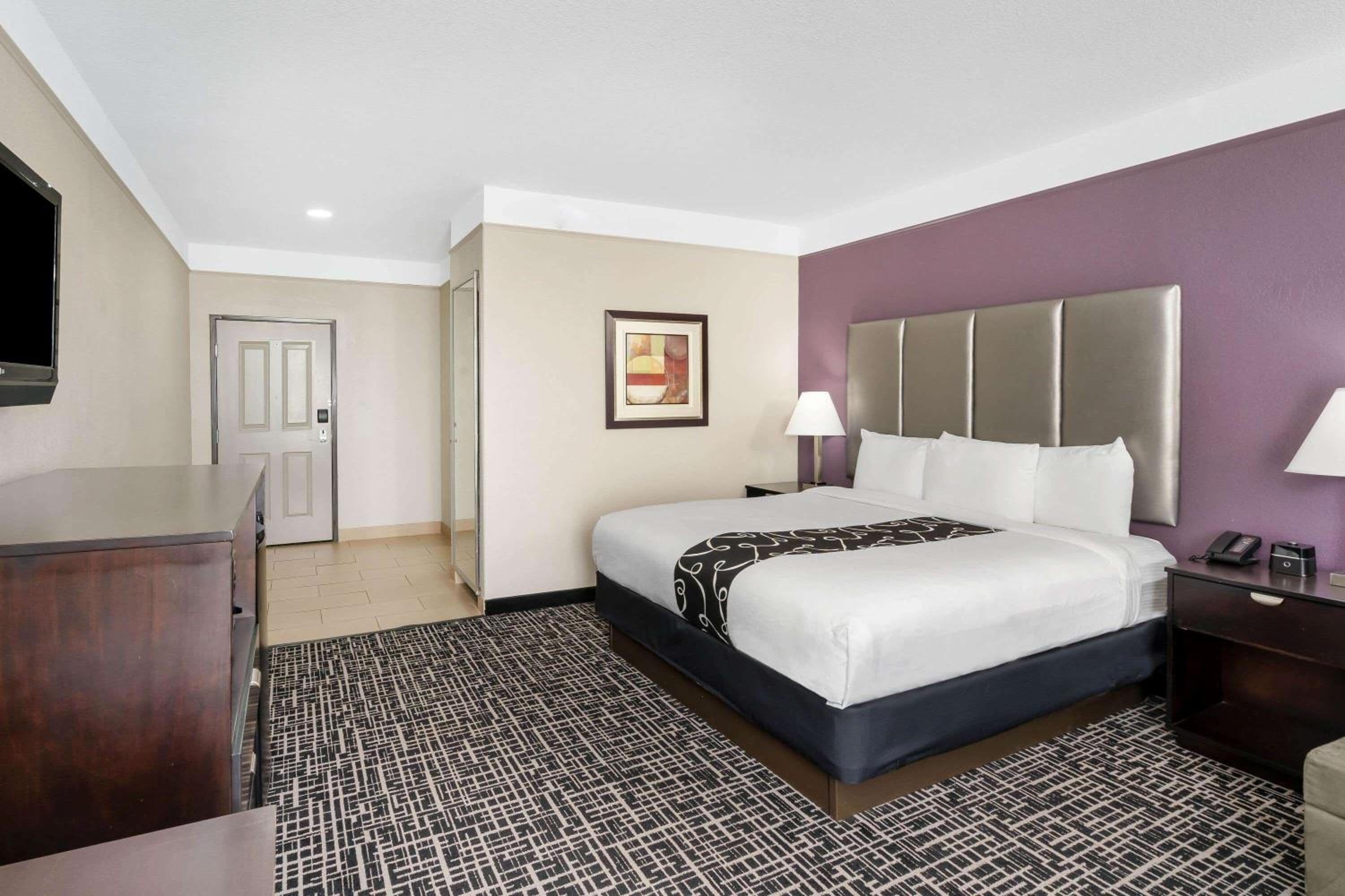 King Room -Mobility Accessible Room/Non-Smoking - Photo 4