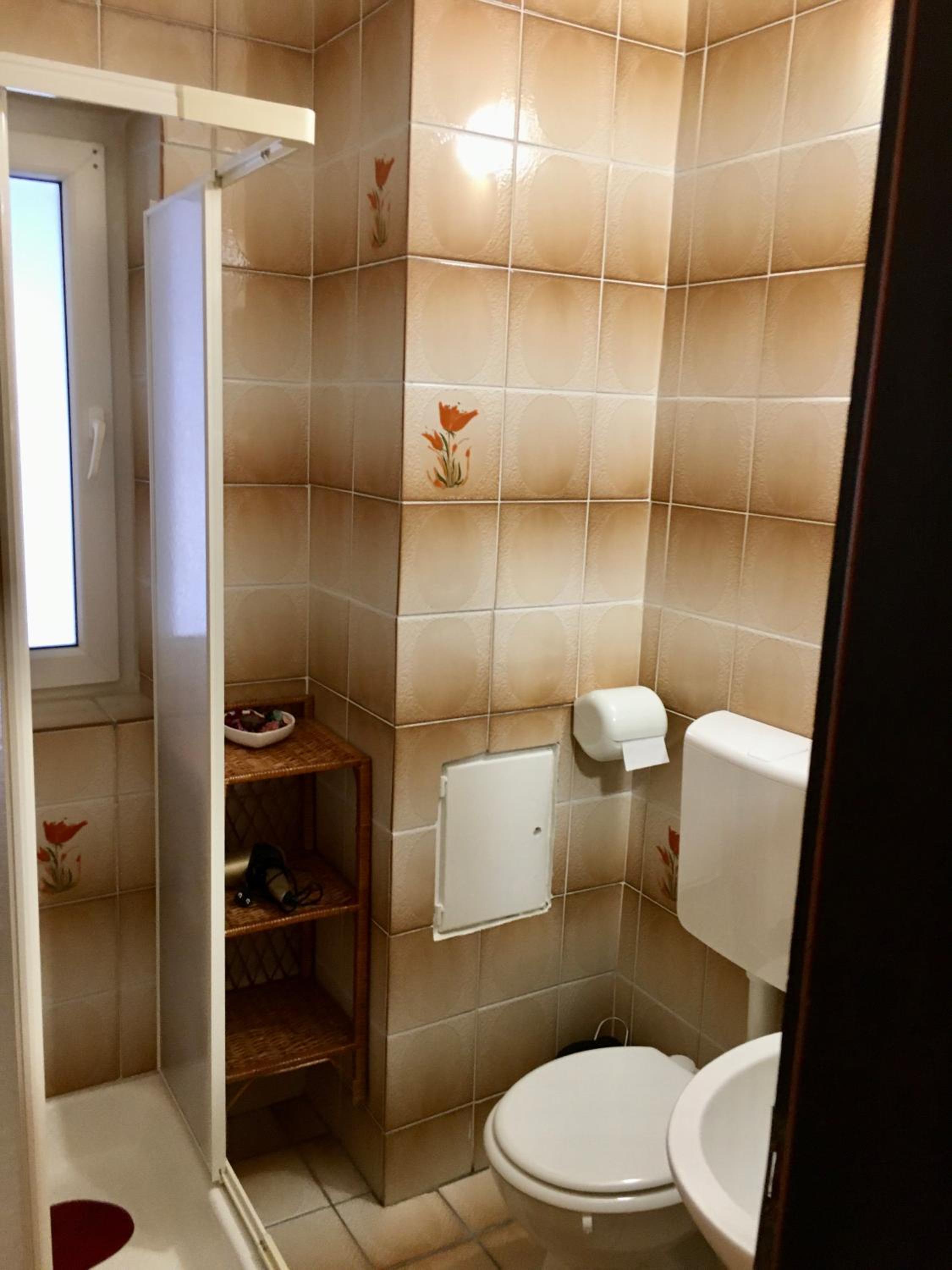 Double Room with Balcony - Photo 8