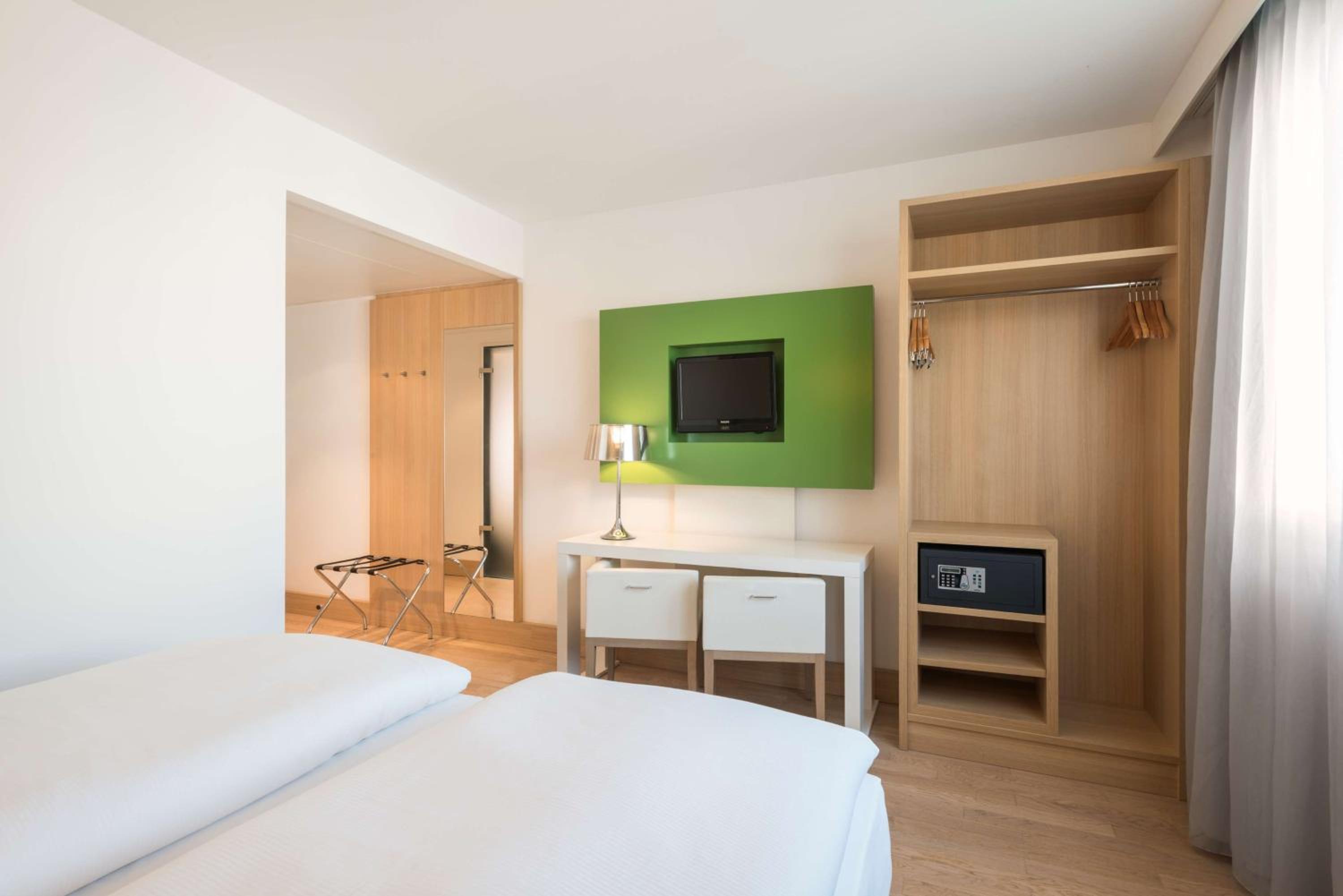 Standard Double or Twin Room thumbnail 5