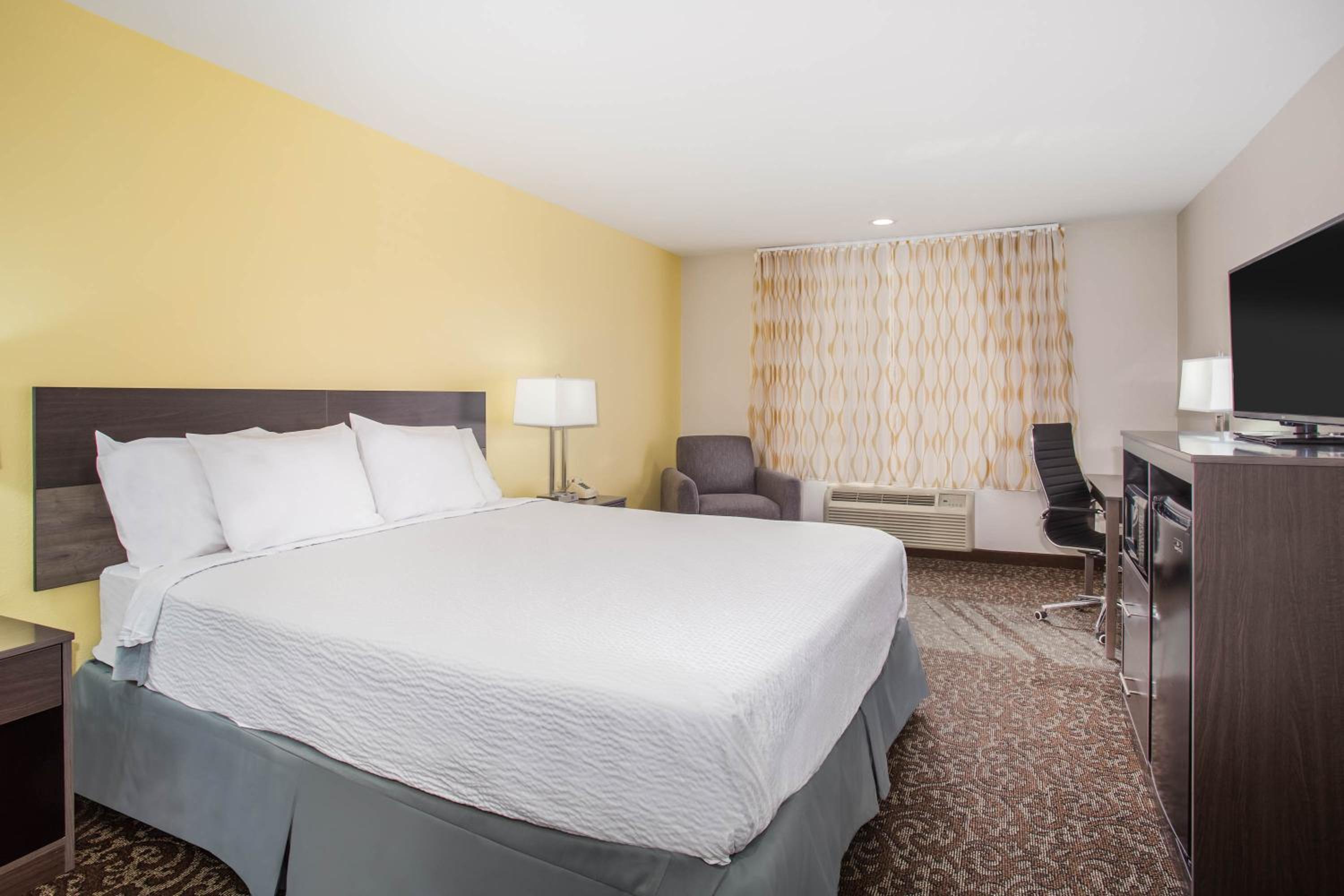 King Room - Non-Smoking - Photo 1