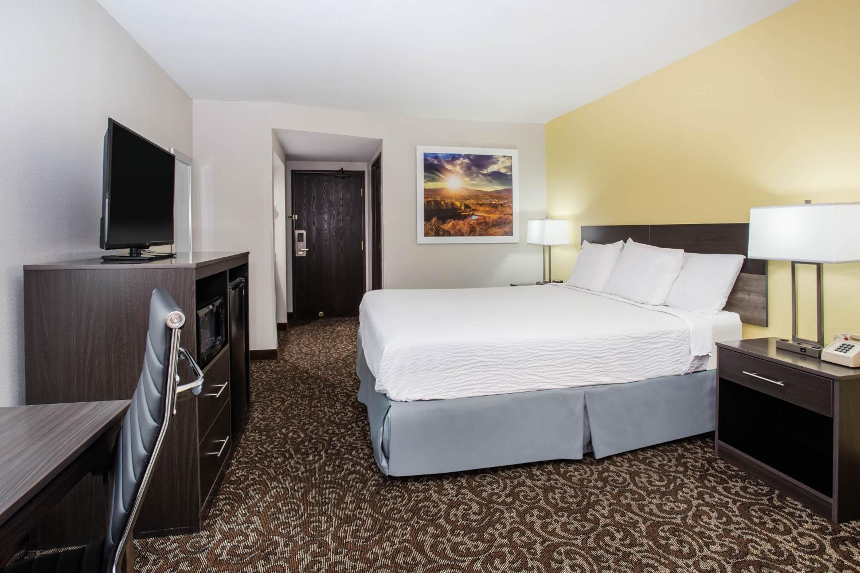 King Room - Non-Smoking - Photo 2