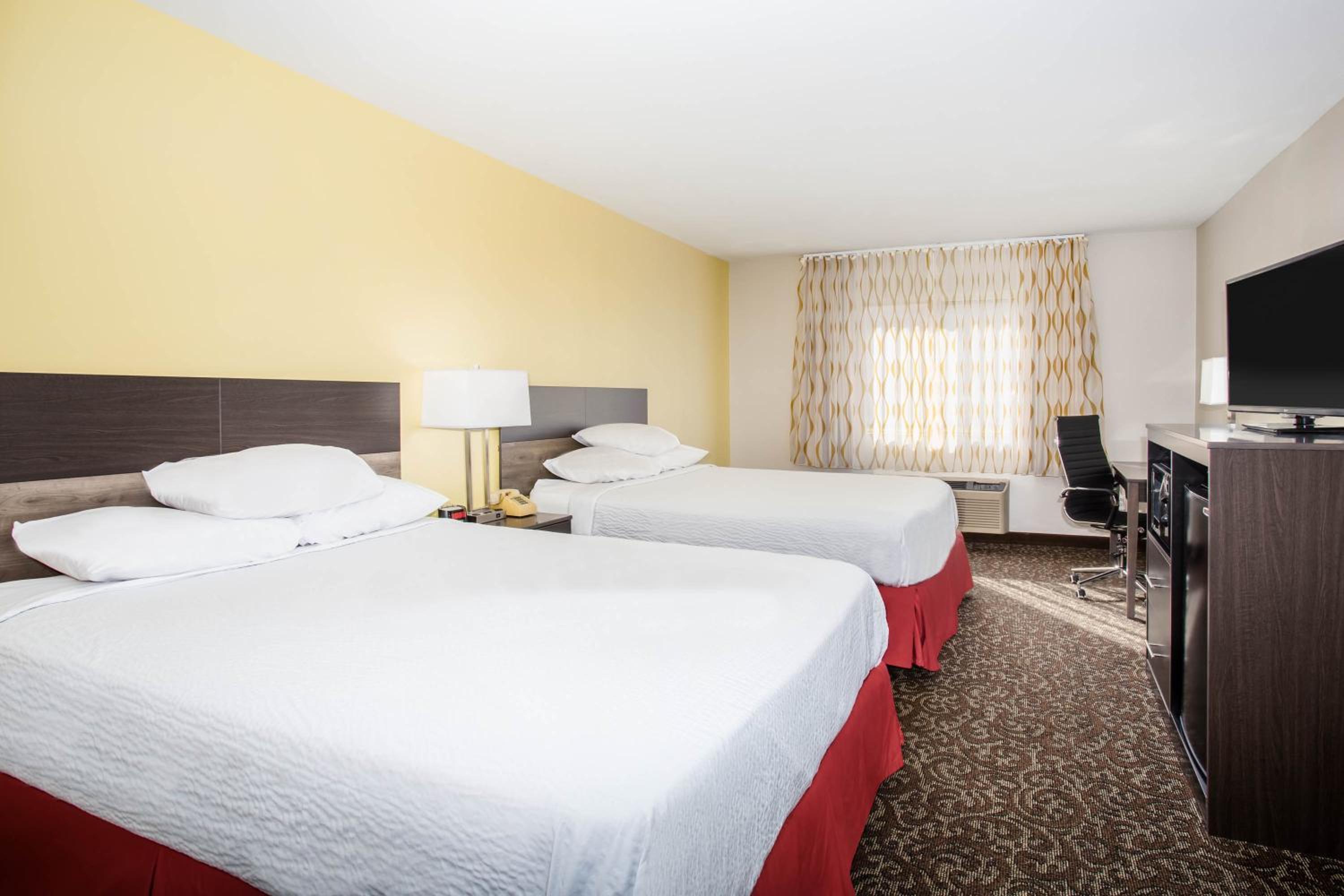 Queen Room with Two Queen Beds - Non-Smoking - Photo 2