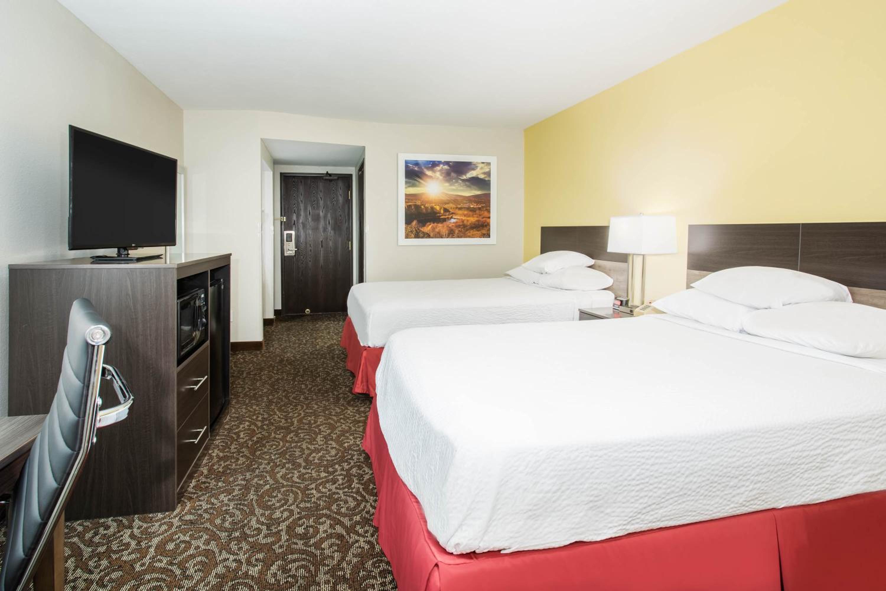 Queen Room with Two Queen Beds - Non-Smoking - Photo 3