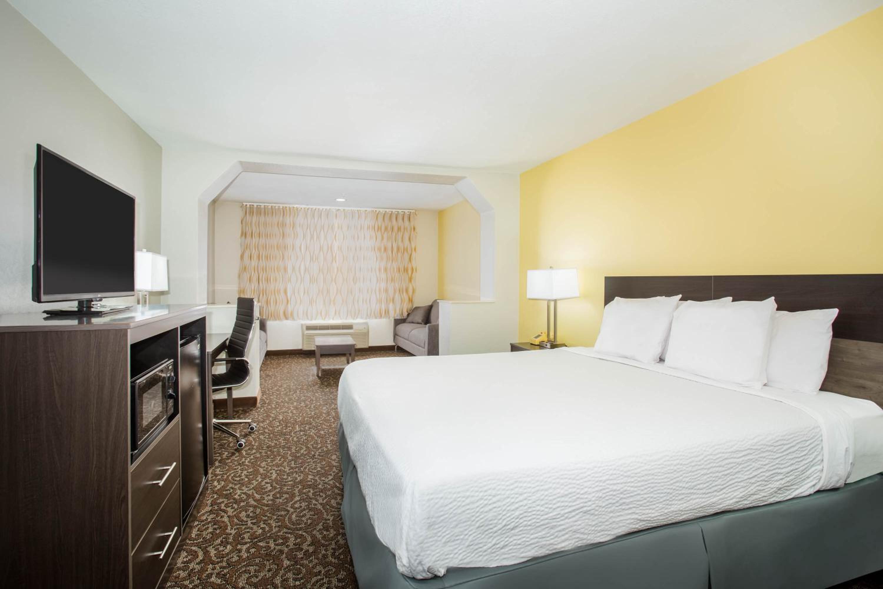 King Suite - Non-Smoking - Photo 1