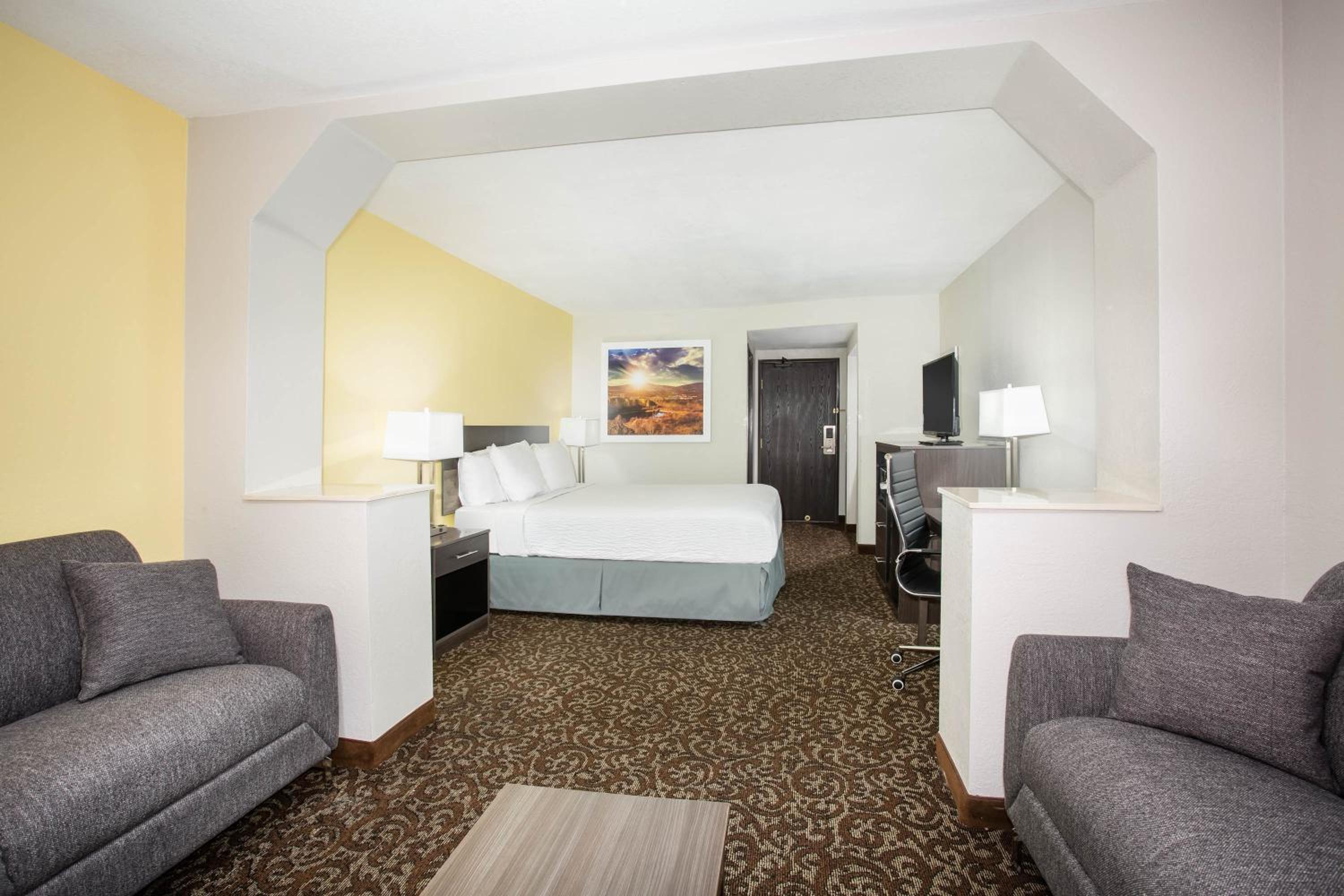King Suite - Non-Smoking - Photo 2