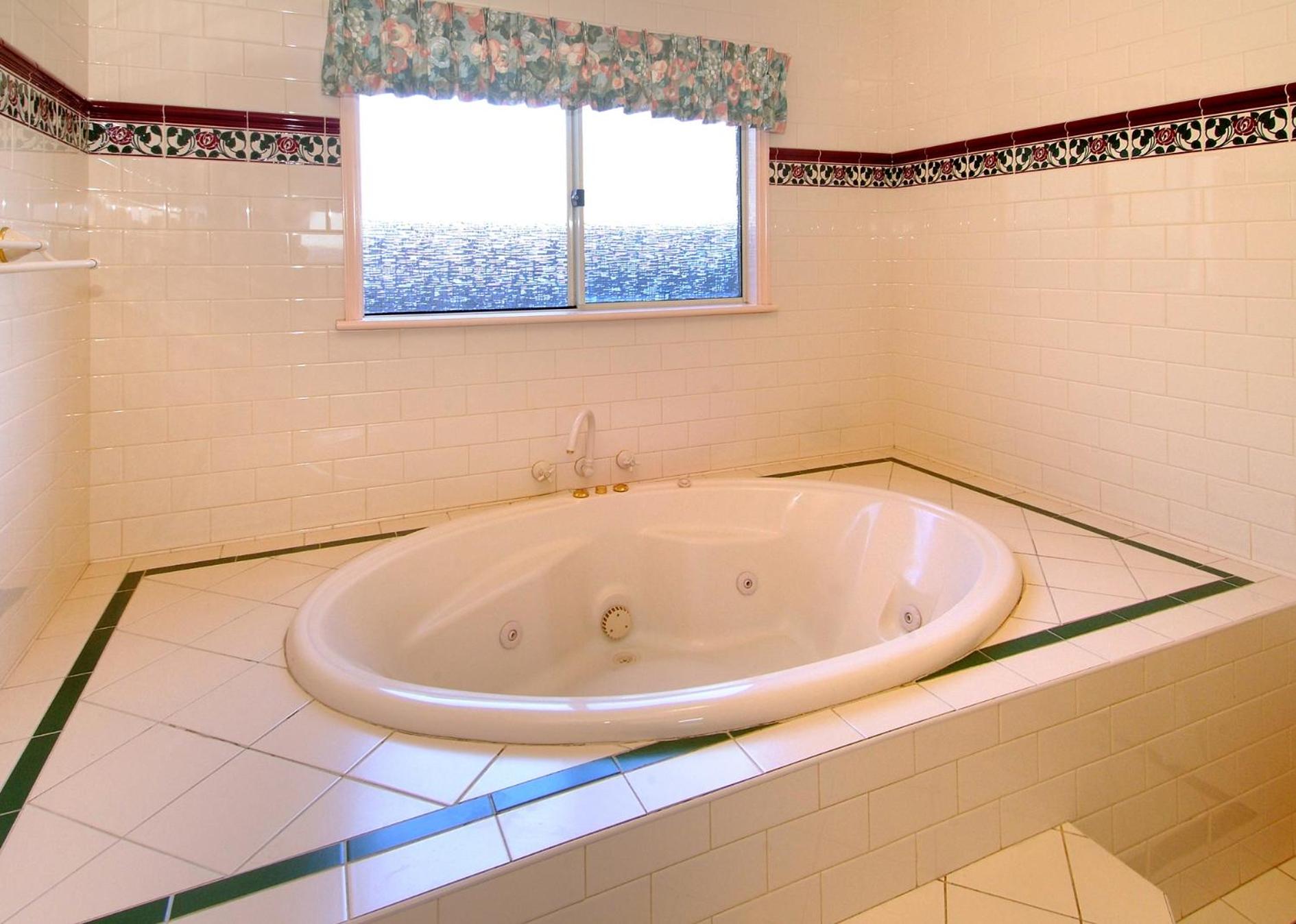 Four-Bedroom House - SHEETS NOT INCLUDED photo 3