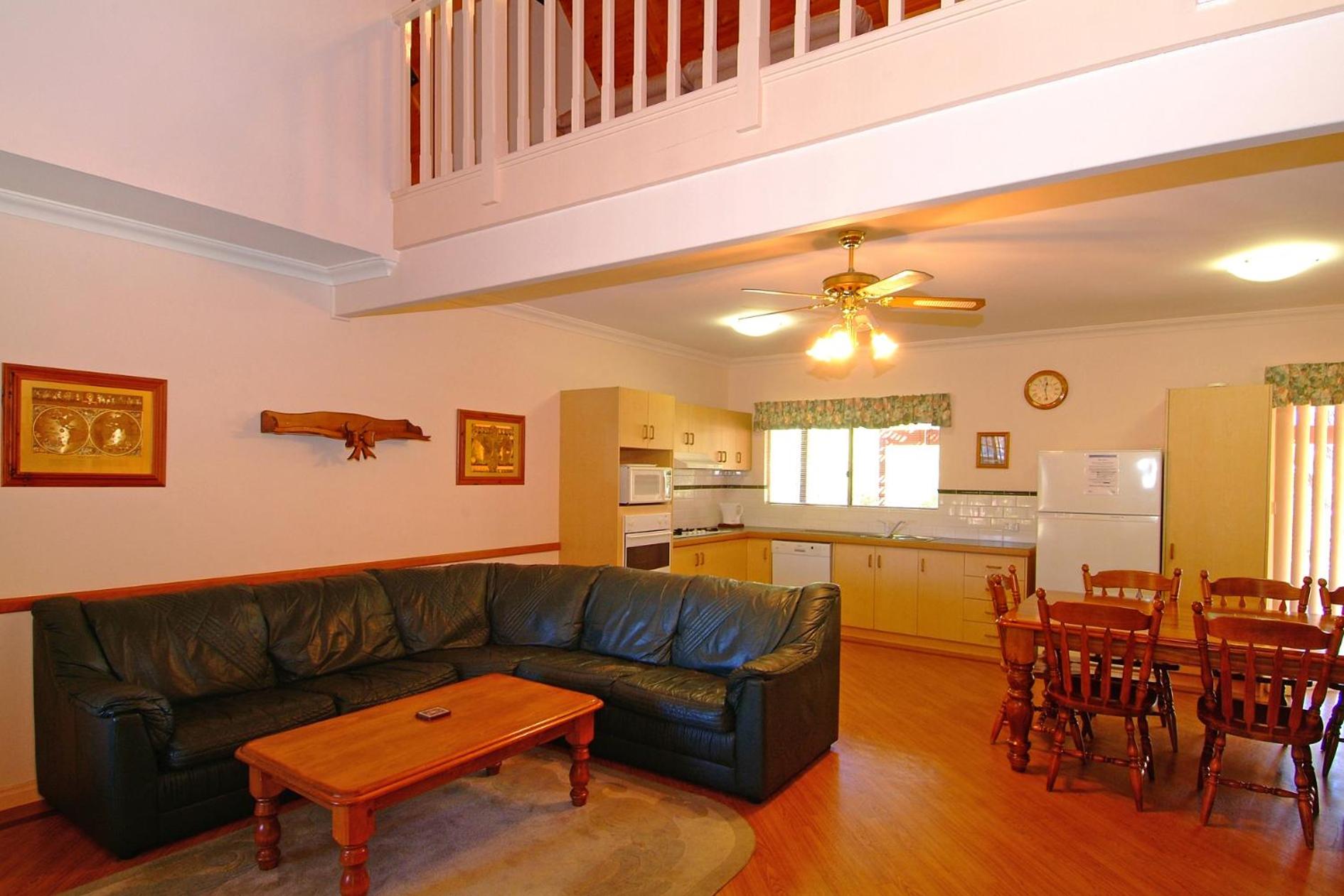 Four-Bedroom House - SHEETS NOT INCLUDED photo 2