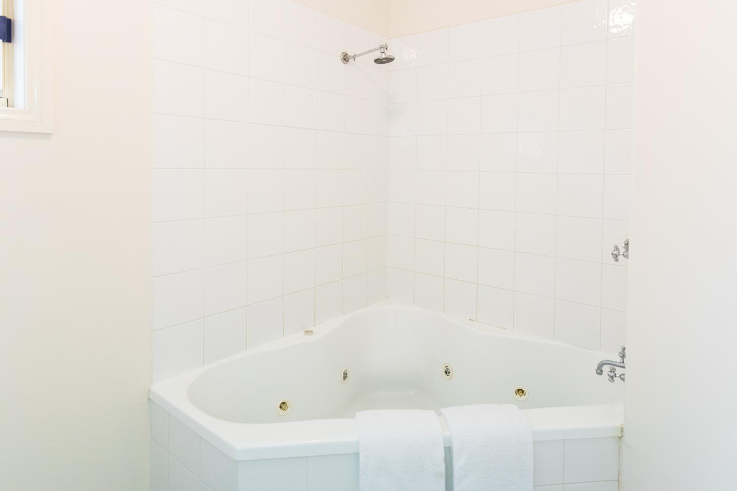 Executive Queen Room with Spa Bath  - Photo 2