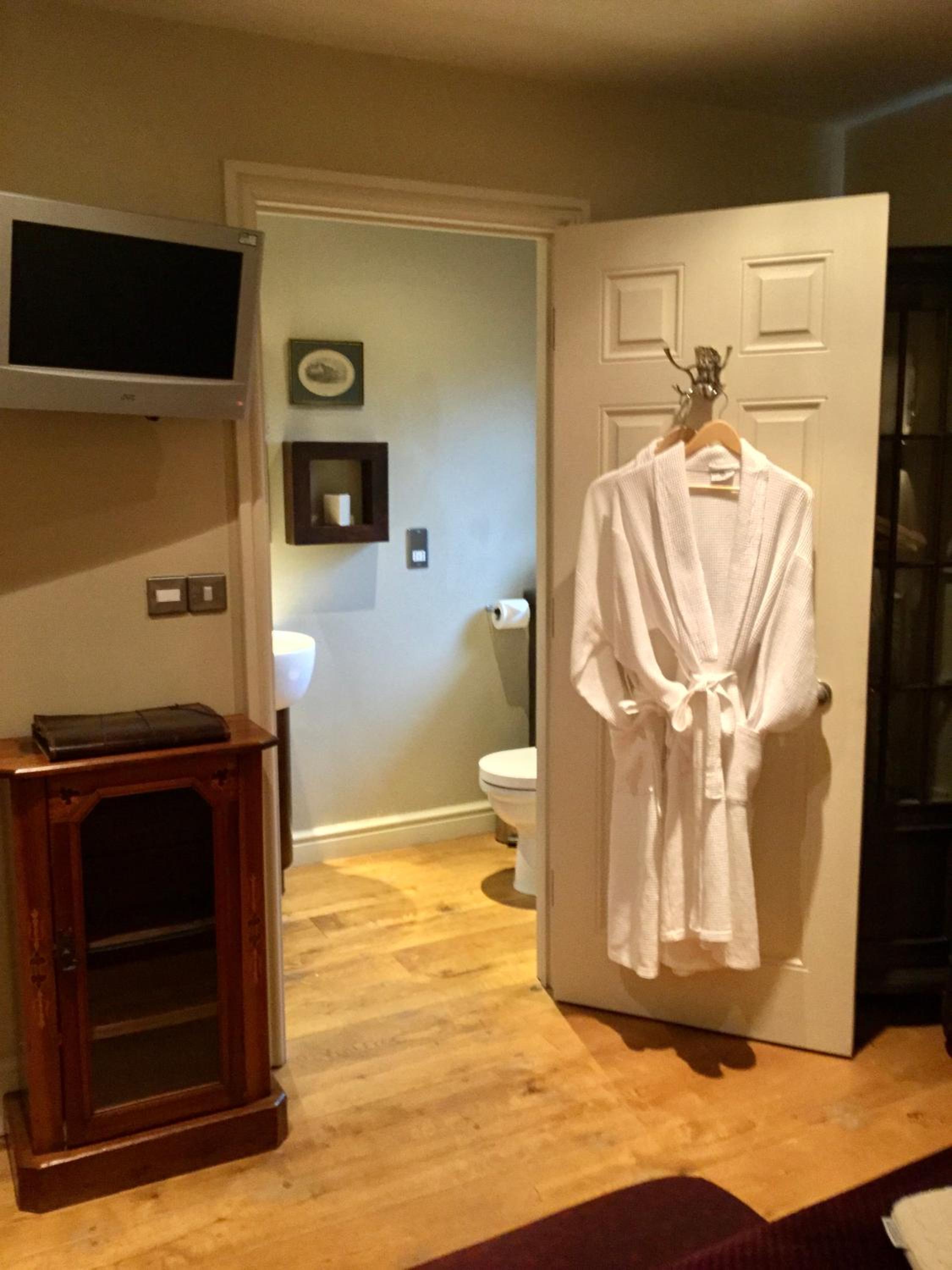 Deluxe Double Room with Shower - Photo 6