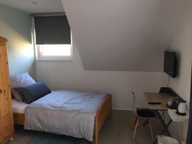 Single Room with Bathroom photo 1