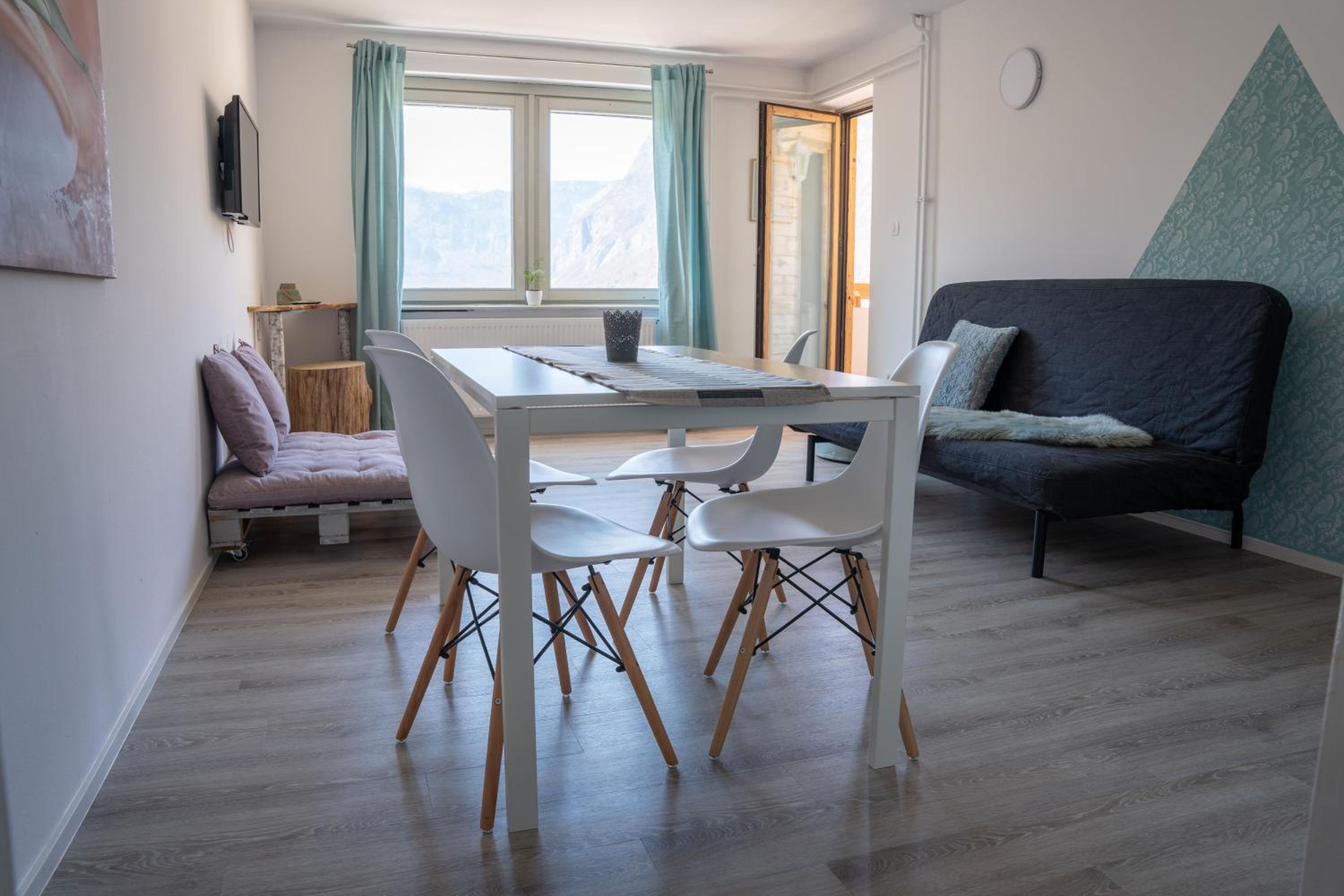 One-Bedroom Apartment with Balcony and Lake View photo 3