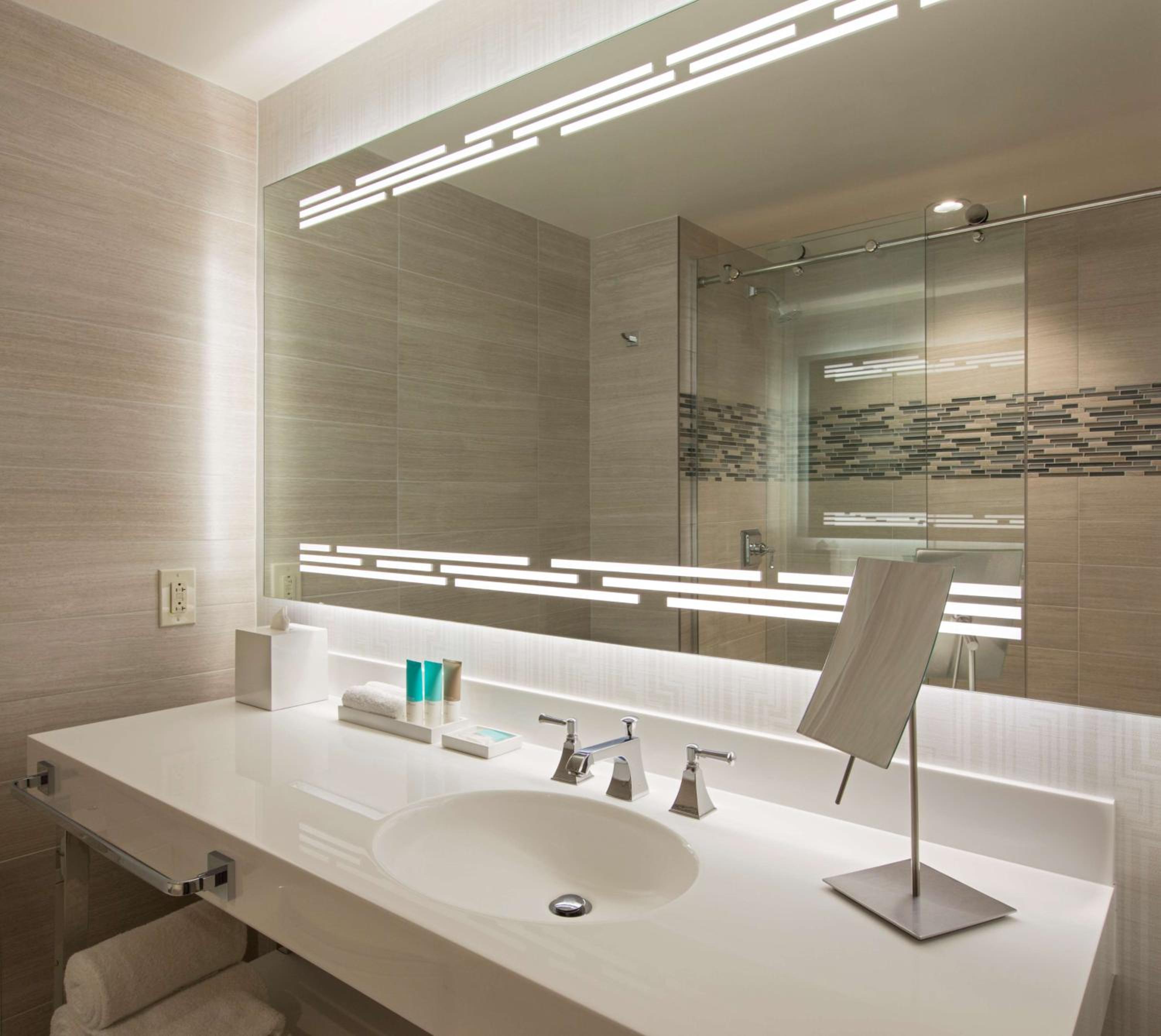 Queen Room with Two Queen Beds with Accessible Shower - Disability Access - Photo 3