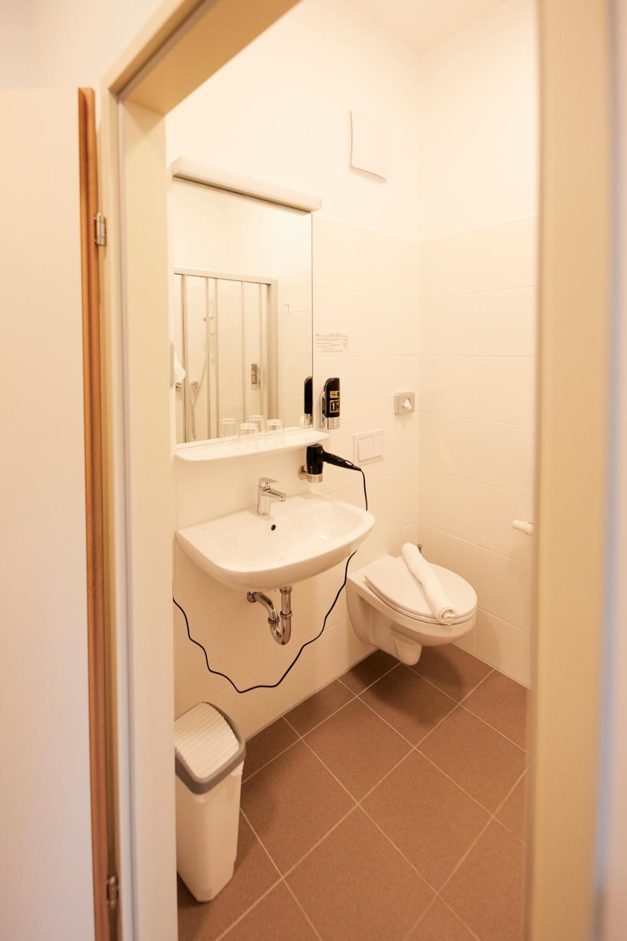 Standard Double Room - Photo 5