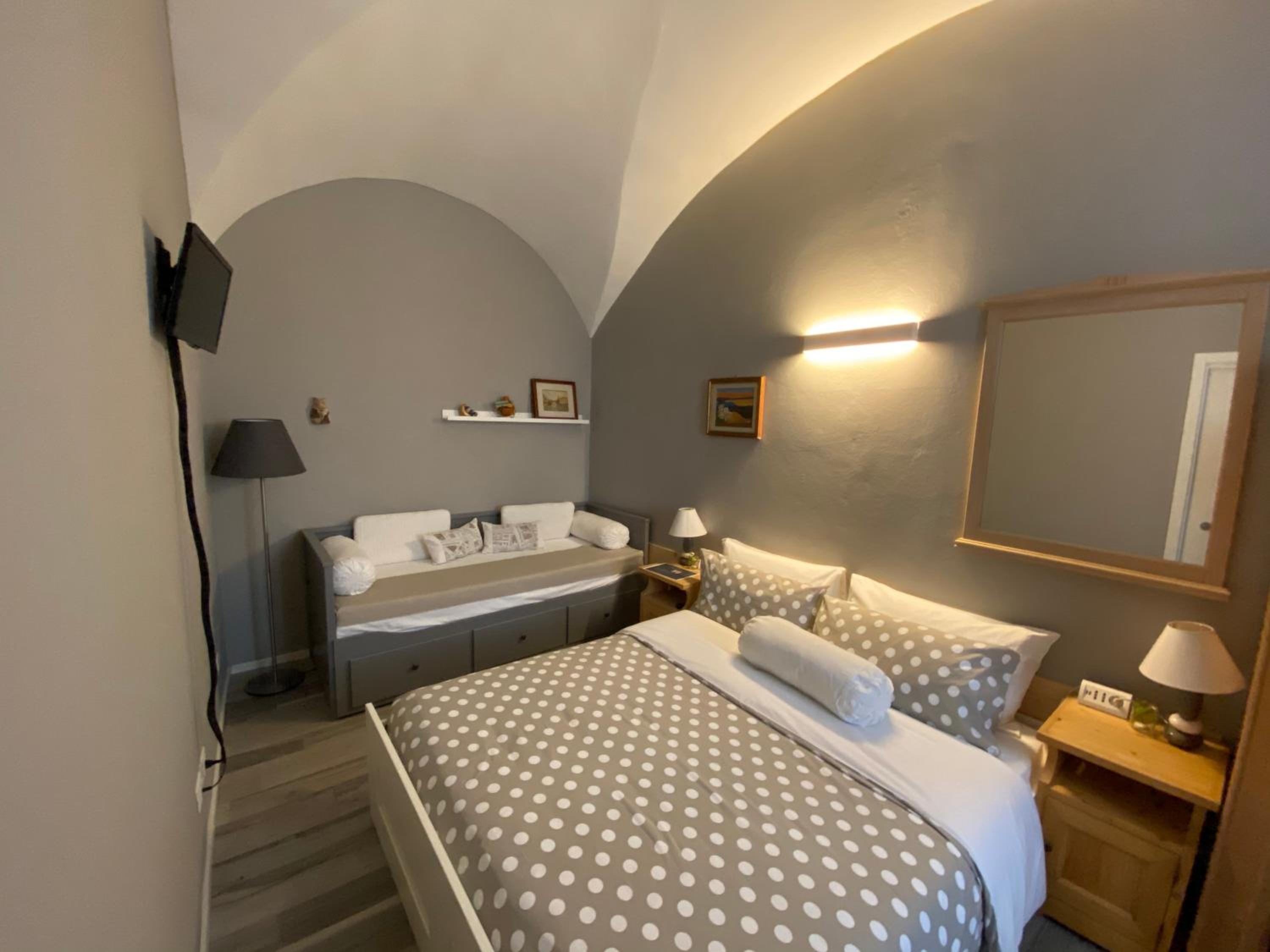 Double or Twin Room - Photo 11
