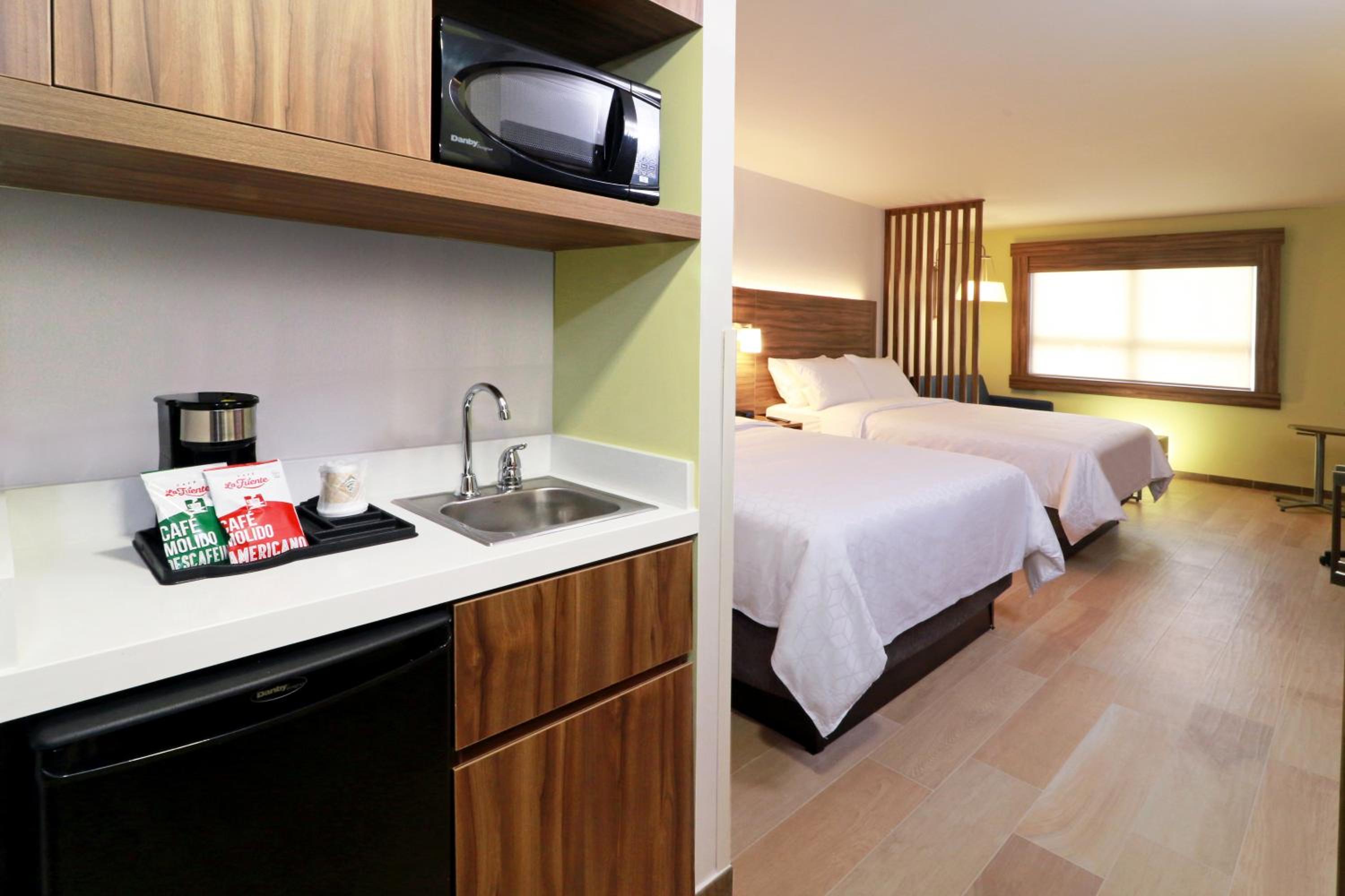 Queen Suite with Two Queen Beds photo 3