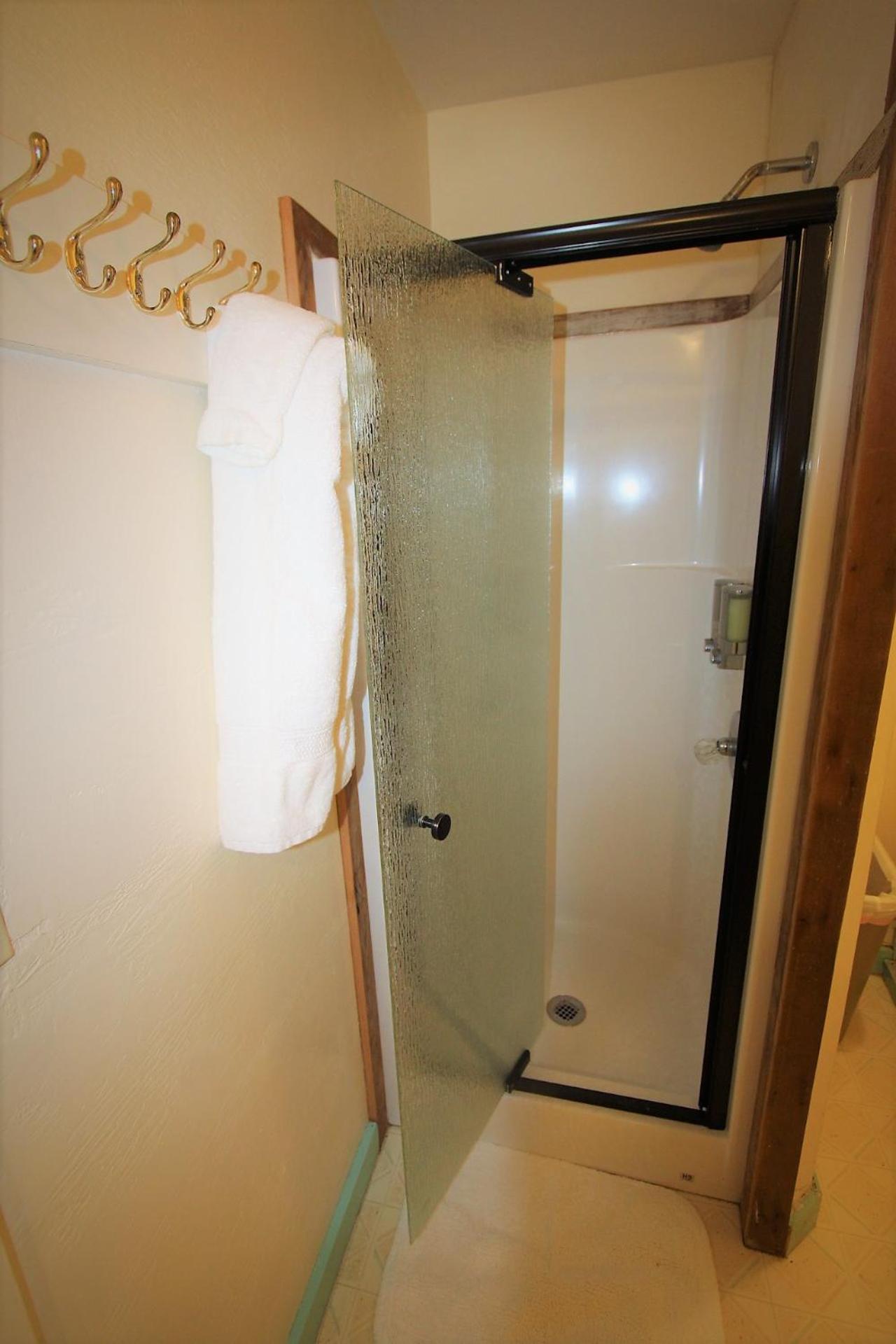 Paradise Yurt (Shared shower, Pet Friendly, Pet Fee Not Included) photo 3