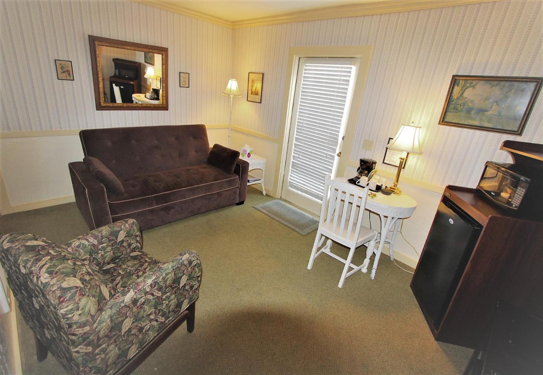 Suite with 1 King Bed and 1 Queen Sofa Bed, Room 10 (No Pets)) photo 1