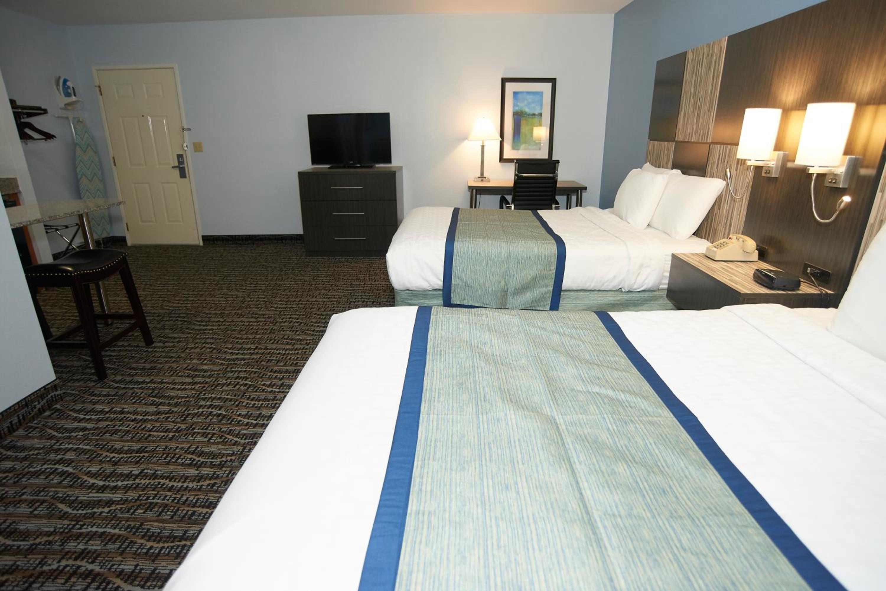 Accessible Poolside Suite with Two Queen Beds - Photo 3