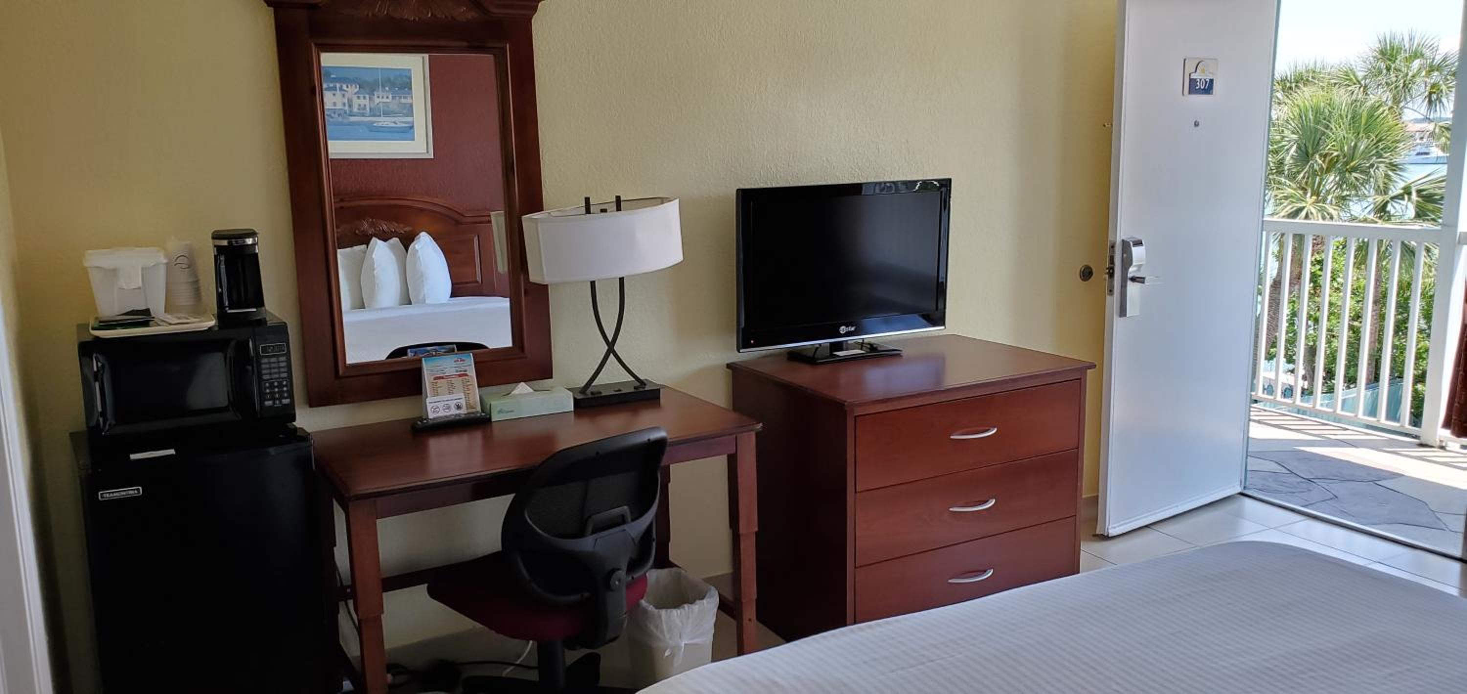 Queen Room with Harbor View - Photo 2