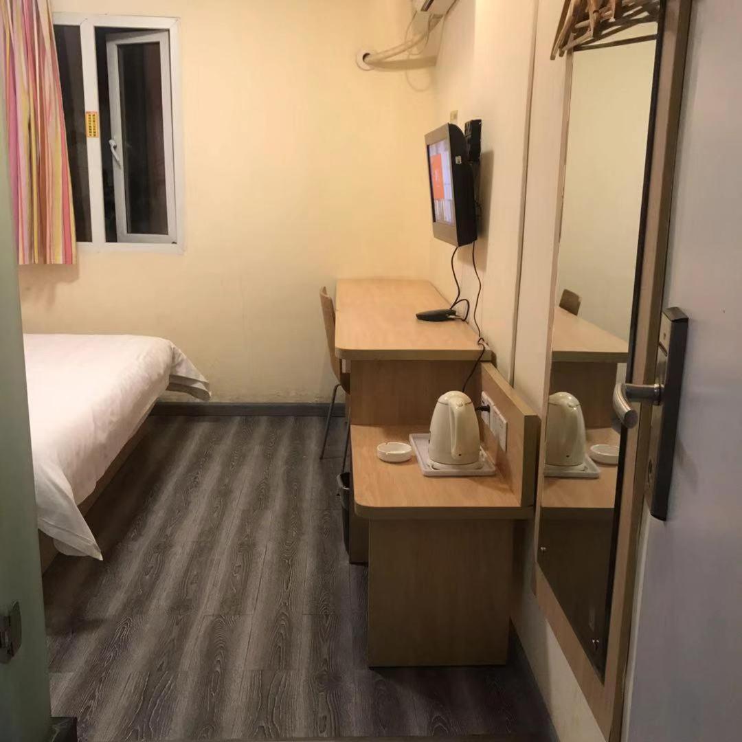 Comfortable Queen Room