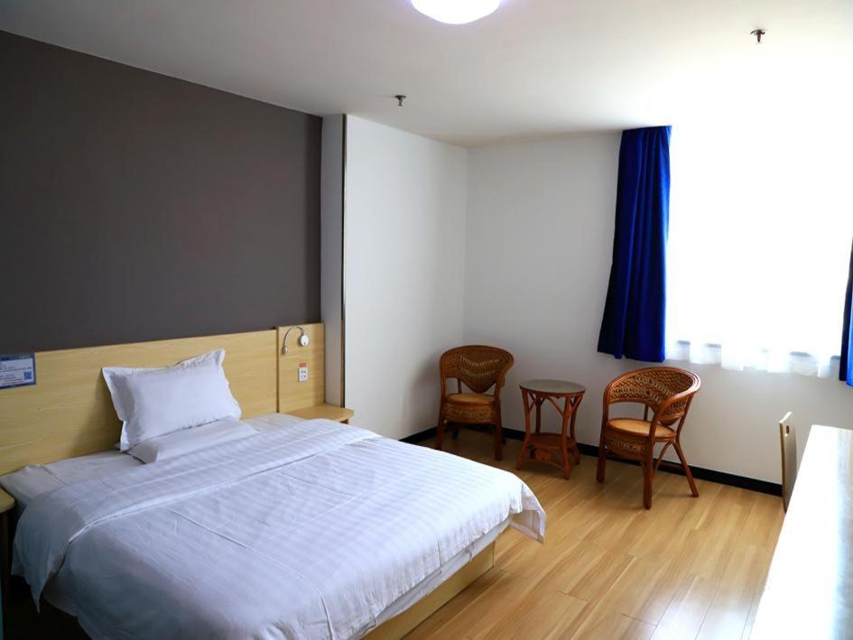 Comfortable Queen Room photo 1