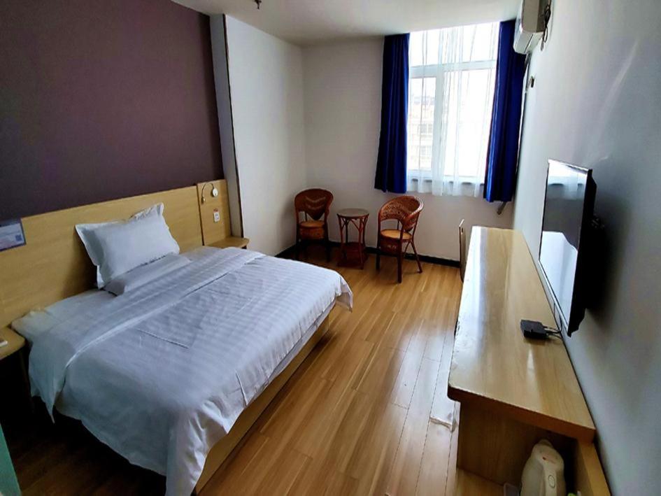 Comfortable Queen Room photo 2