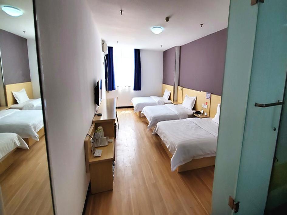 twin beds room photo 1