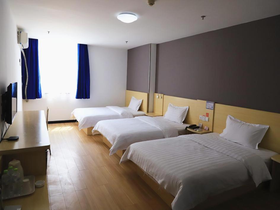 twin beds room photo 2