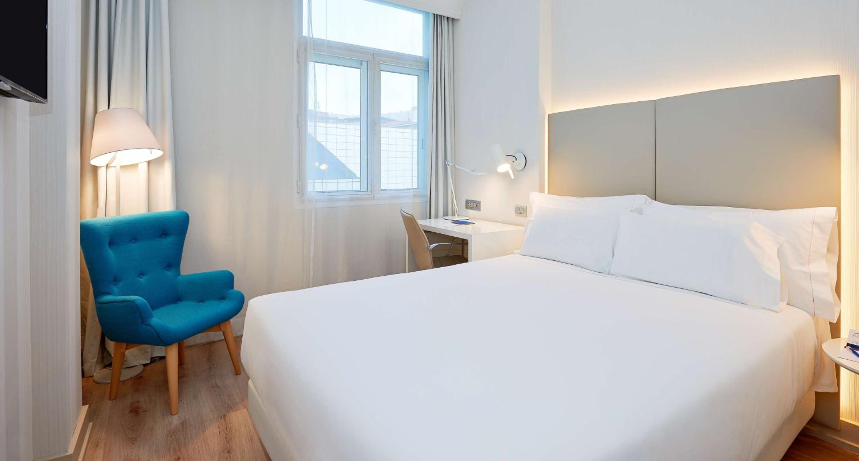 Standard Double or Twin Room - Photo 8