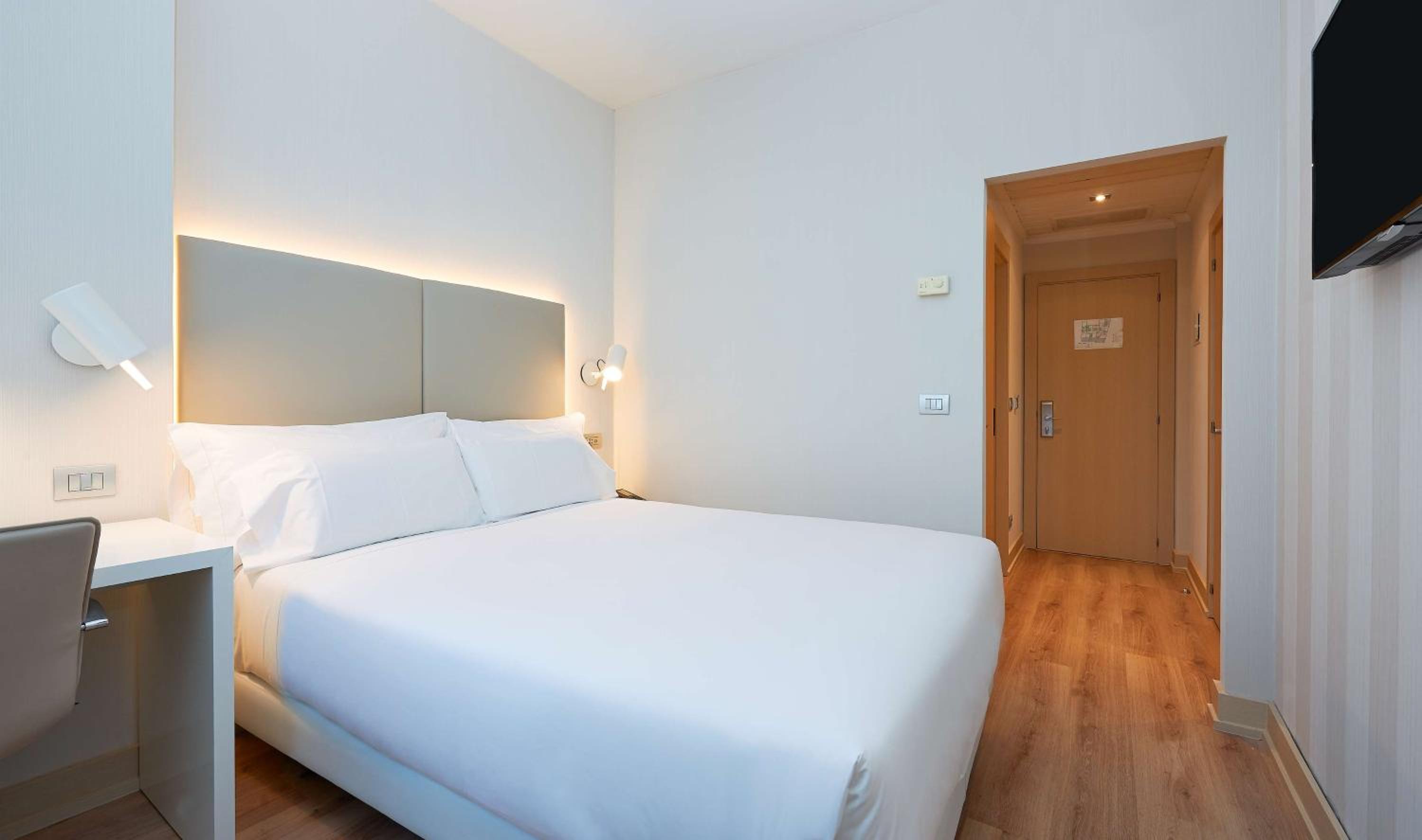 Standard Double or Twin Room - Photo 7