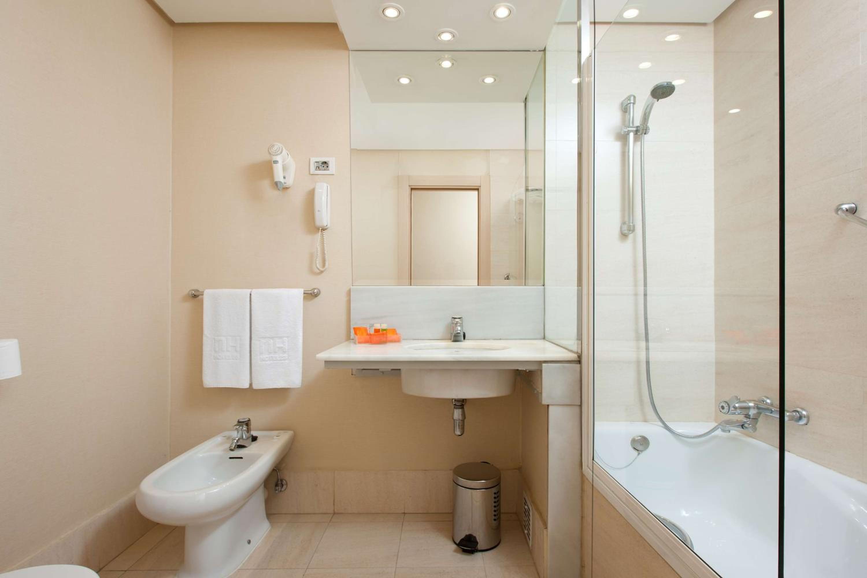 Standard Double or Twin Room - Photo 13