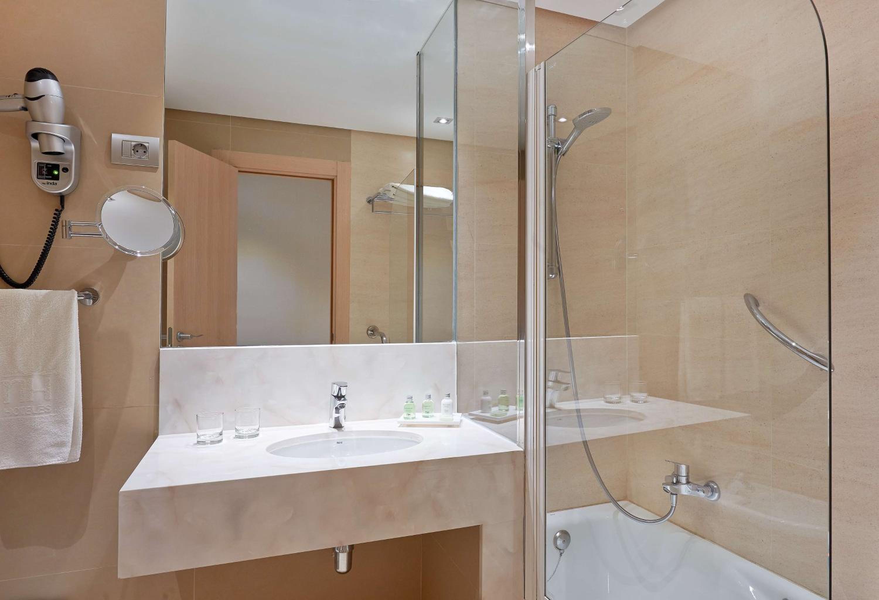 Standard Double or Twin Room - Photo 3