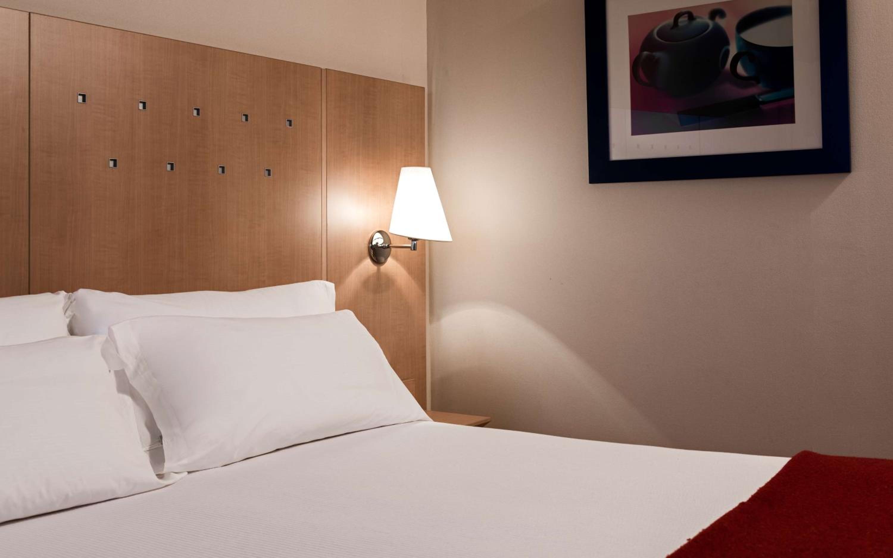 Standard Twin Room with Free Breakfast - Photo 7
