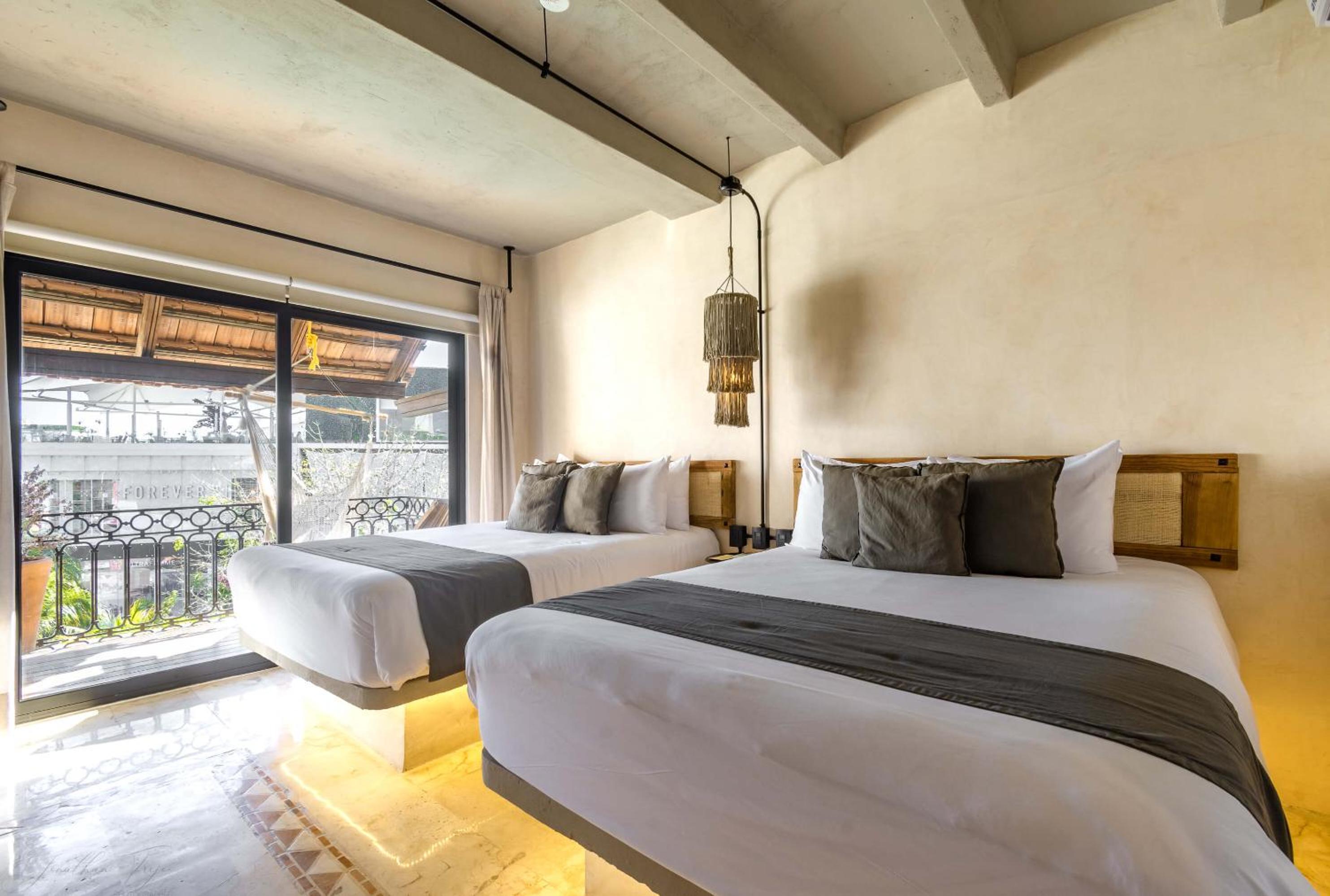 Deluxe Double Room with Balcony - Photo 8